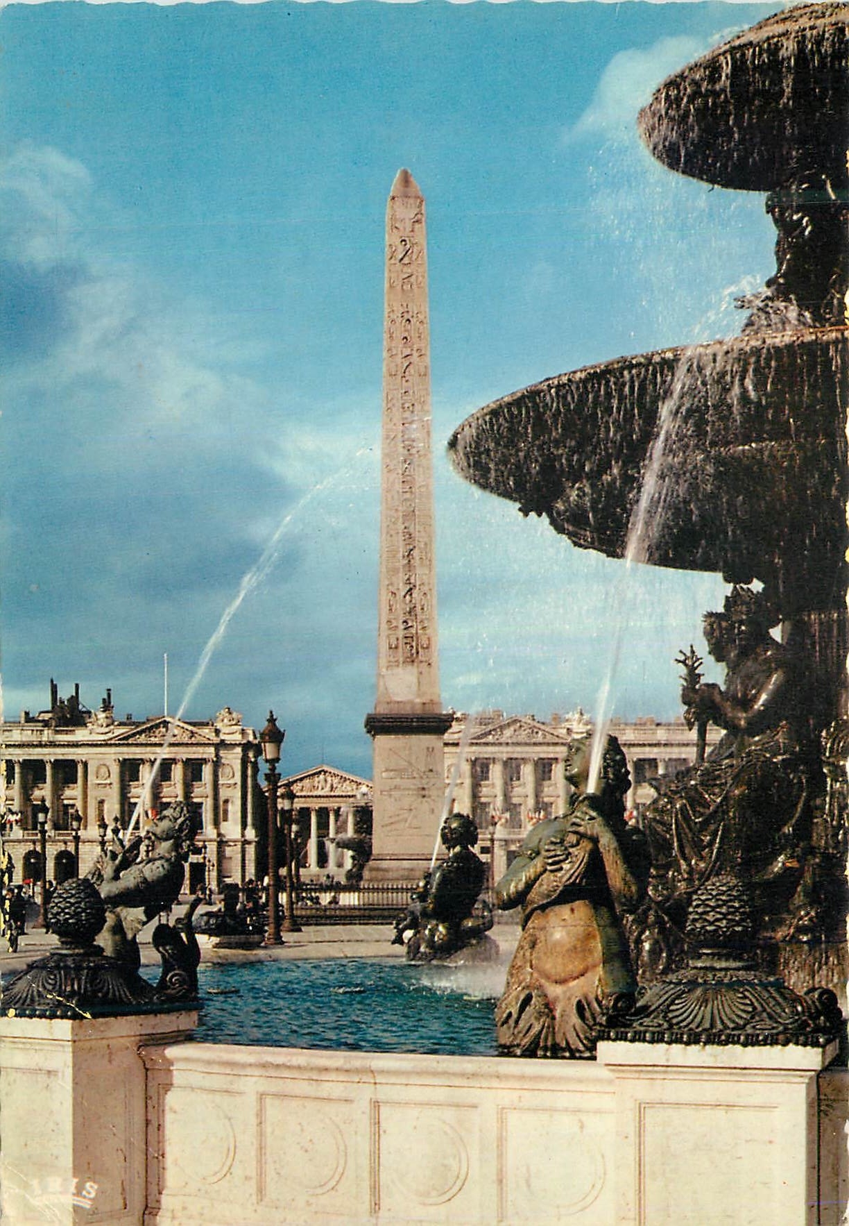 CPM Paris 510 la place de la concorde et l obelisque au fond la madeleine