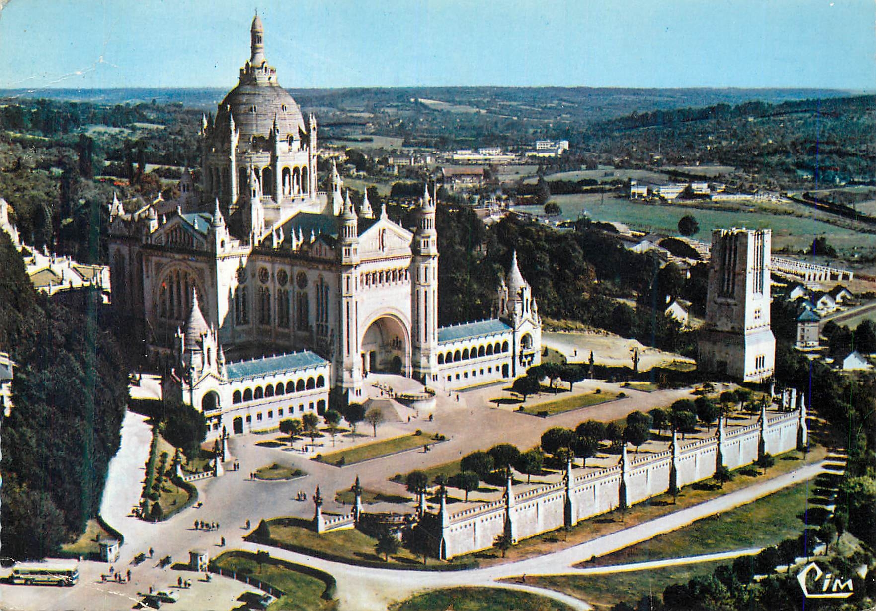 CPM Lisieux (14 calvados) cl 4464 vue aerienne la basilique et la vallee de l orbiquet