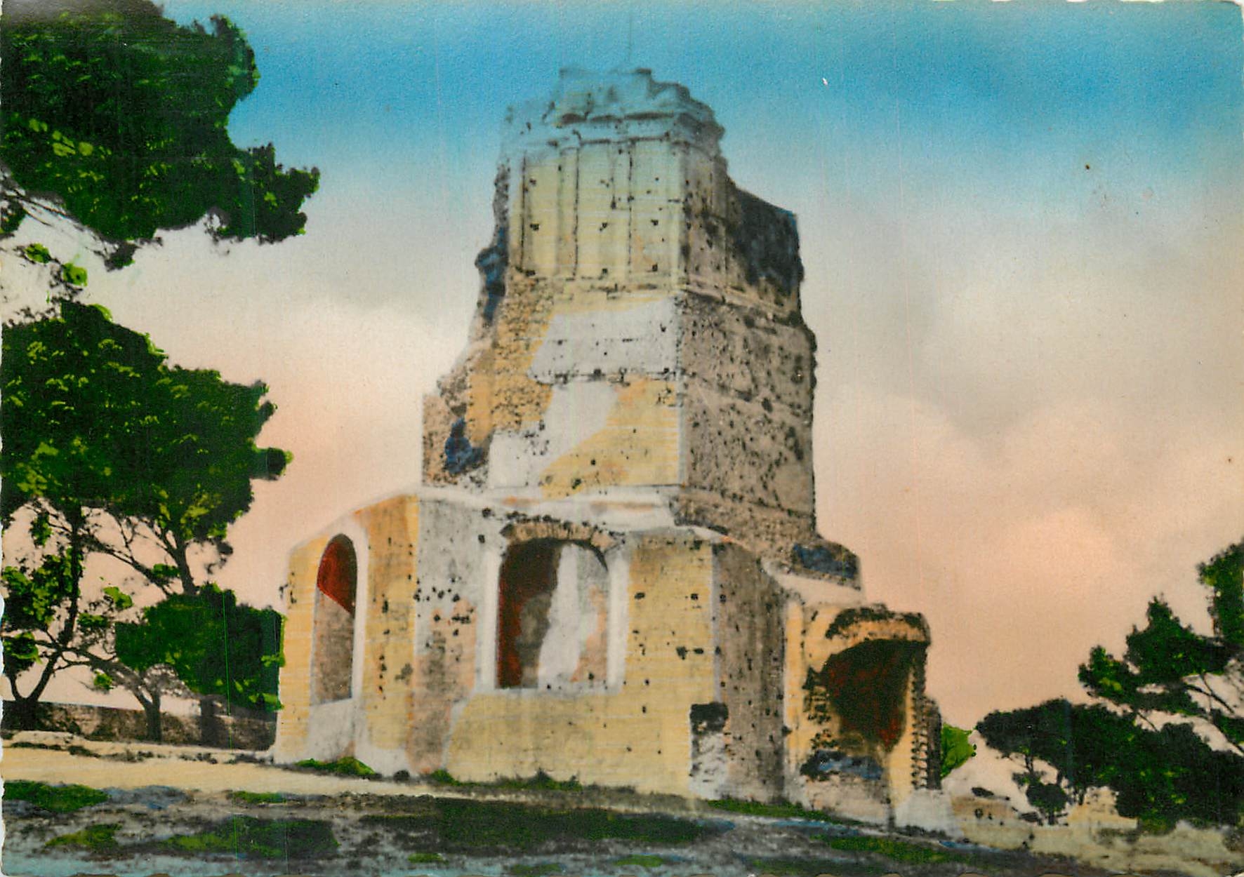 CPM 261 nimes la tour de magne