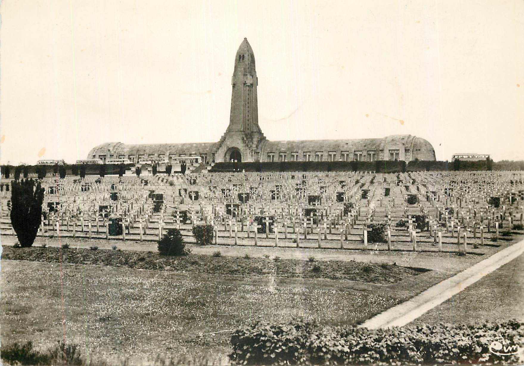 Champs de Bataille de Verdun — Ossuaire et Cimetière Militaire de Douaumont — Combier (S.-et-L.)