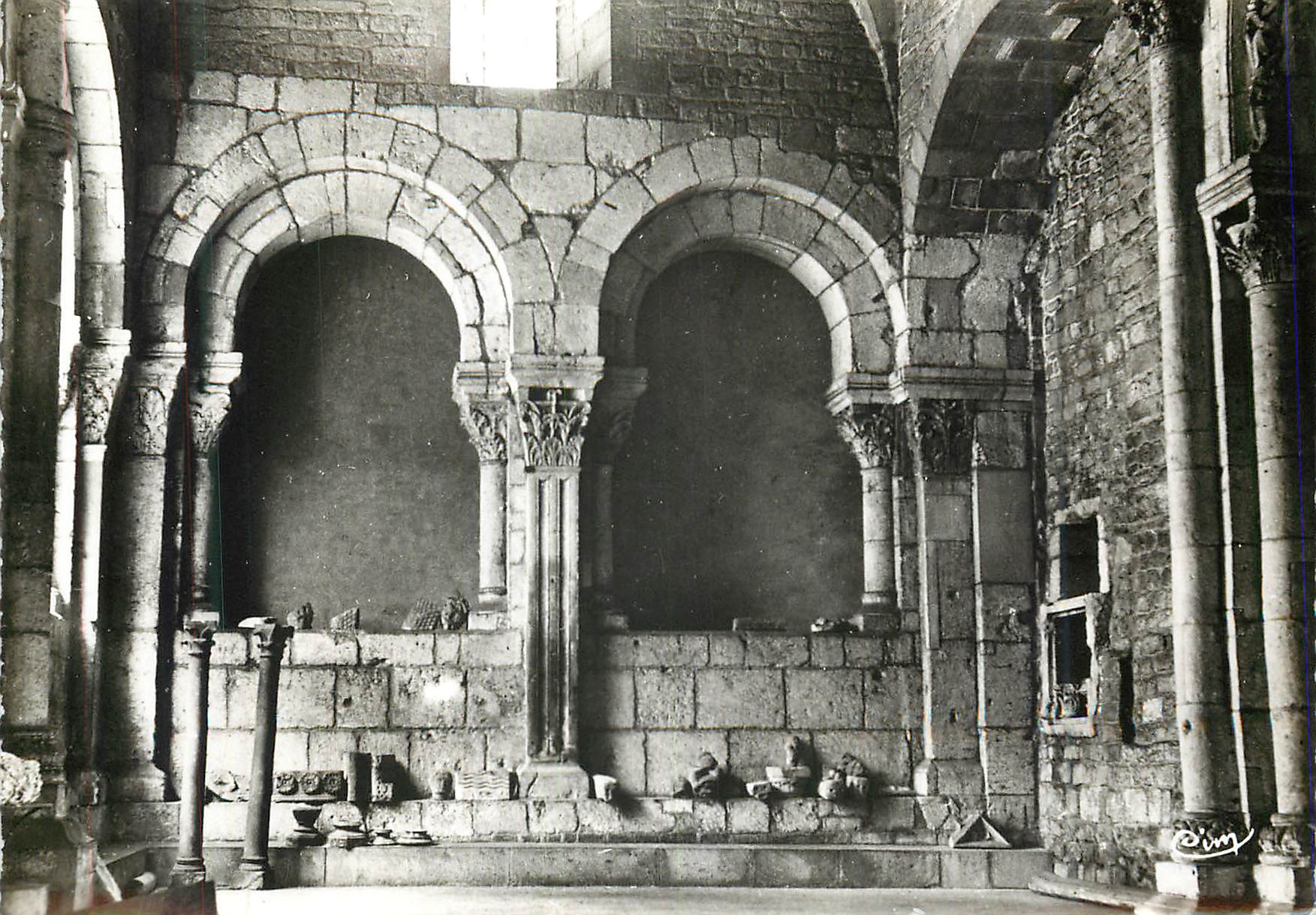 Mâcon (S.-et-L.) — Ancienne Cathédrale Saint-Vincent, vue intérieure du narthex (XIIe s.) — Partie Nord — Combier