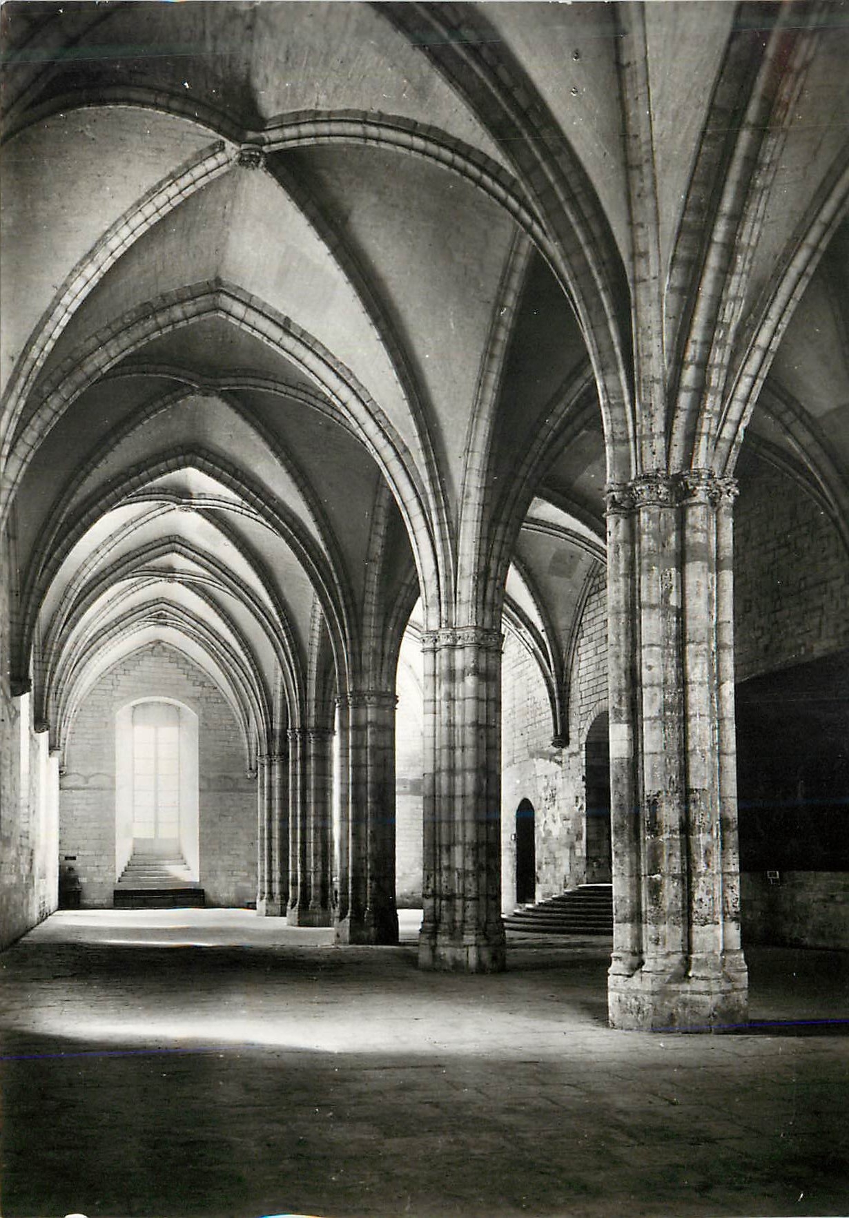 CPM Avignon(vaucluse) palais des papes(xiv s) salle de la grande audience