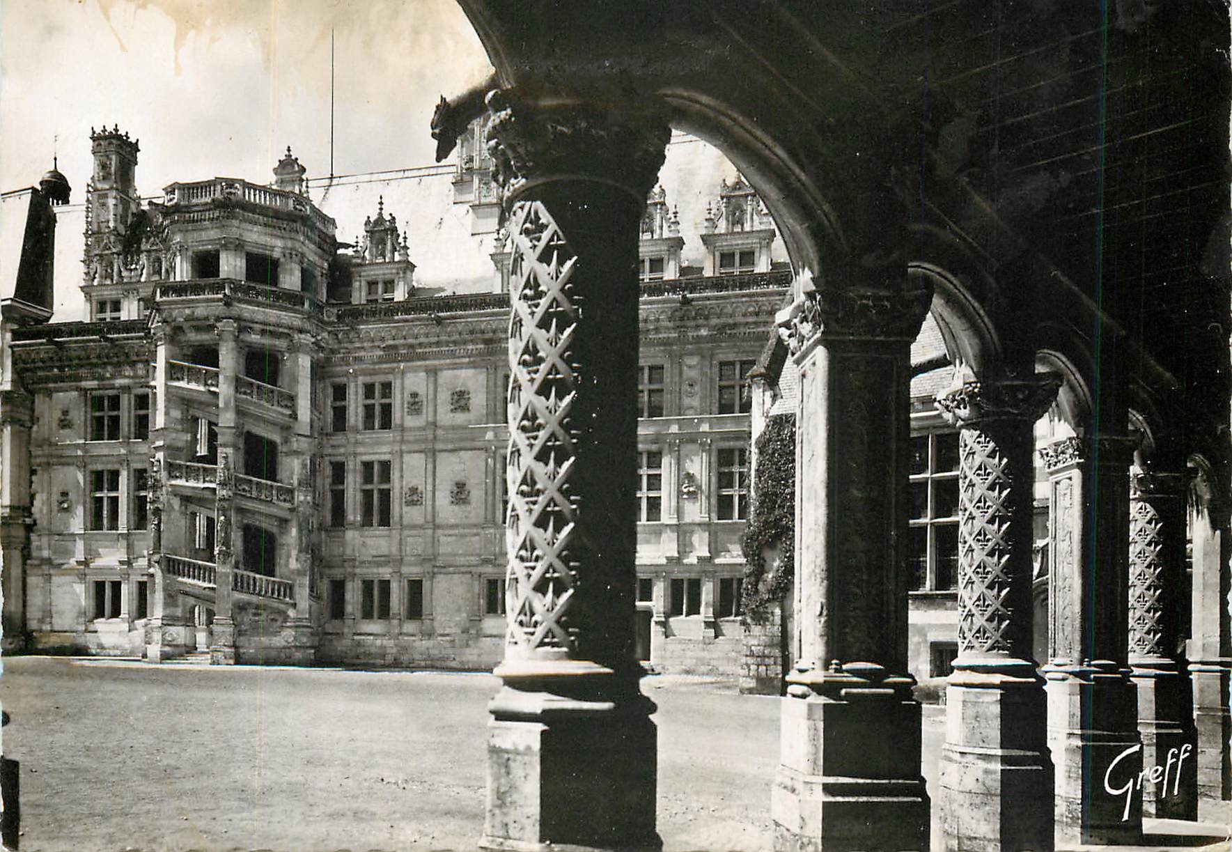 CPM En touraine 330 blois (loir et cher) cour d honneur du chateau