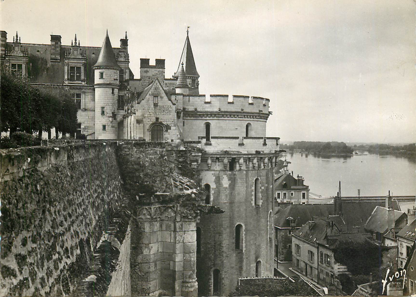 CPM Amboise (indre et loire) le chateau cote est et la loire