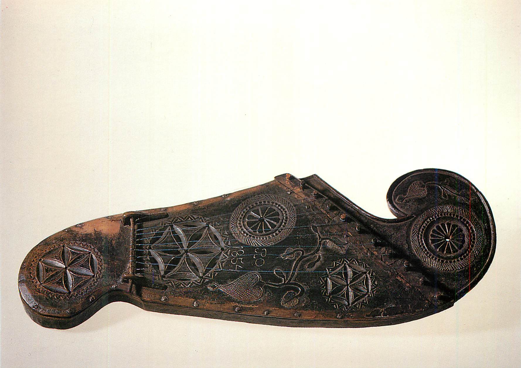 Cithare auf geschnitztem Holzkasten — datiert 1854 — Sammlung M.H. 01.55.1 — Musée de l'Homme, Paris