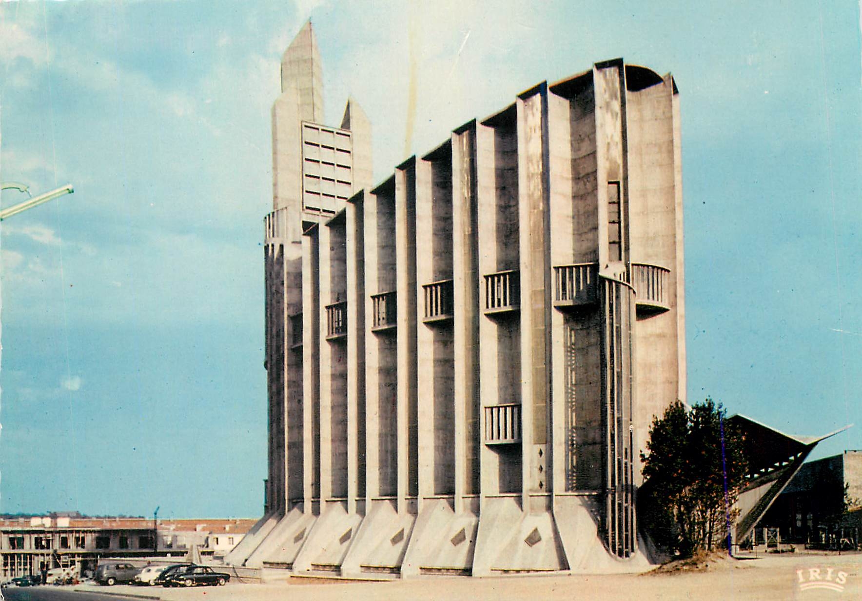 CPM Cote de beaute royan (charente maritime) L'eglise Notre Dame ingenieur conseil Laffaille