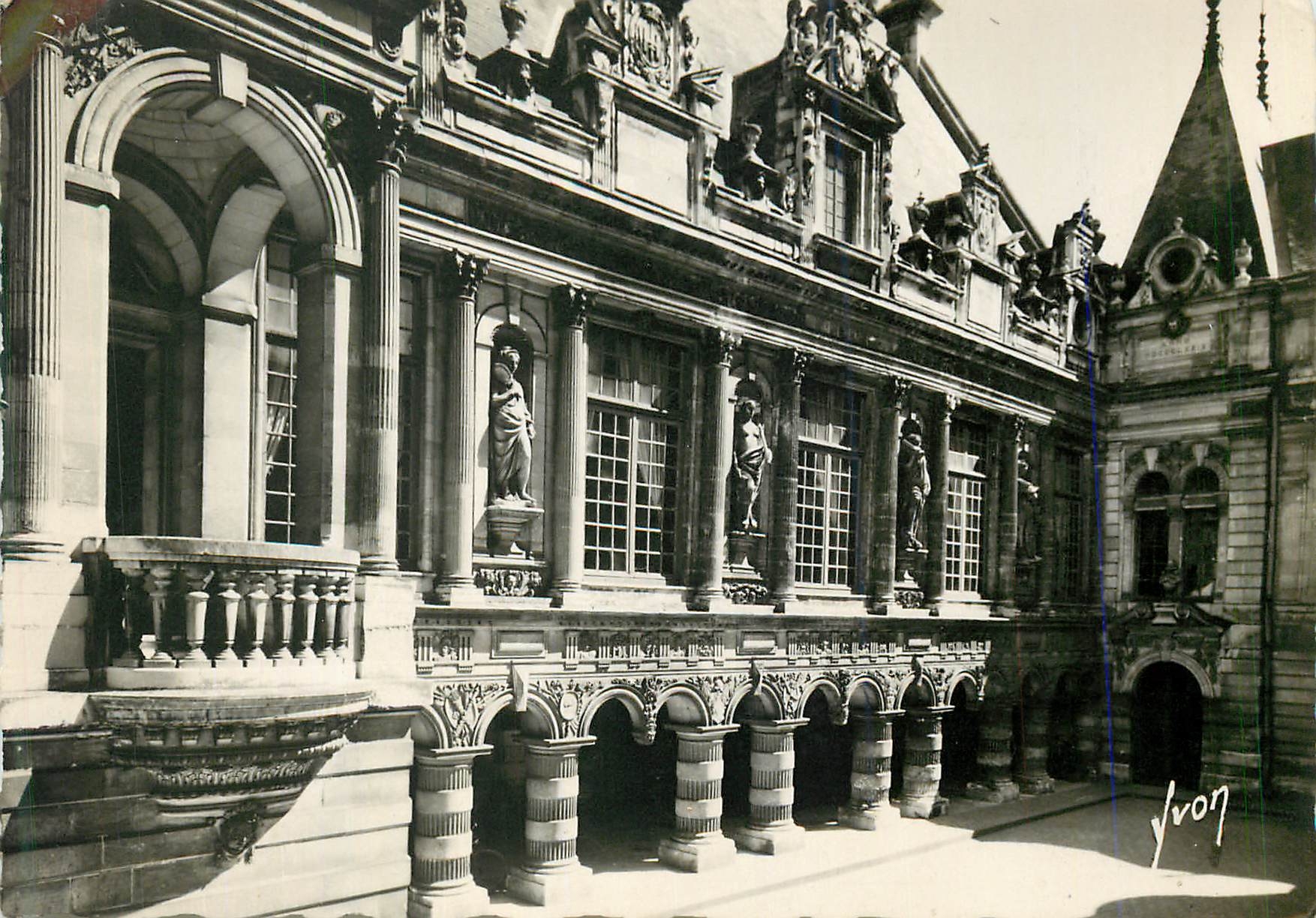 CPM La rochelle (charente maritime) cour interieure de l hotel de ville