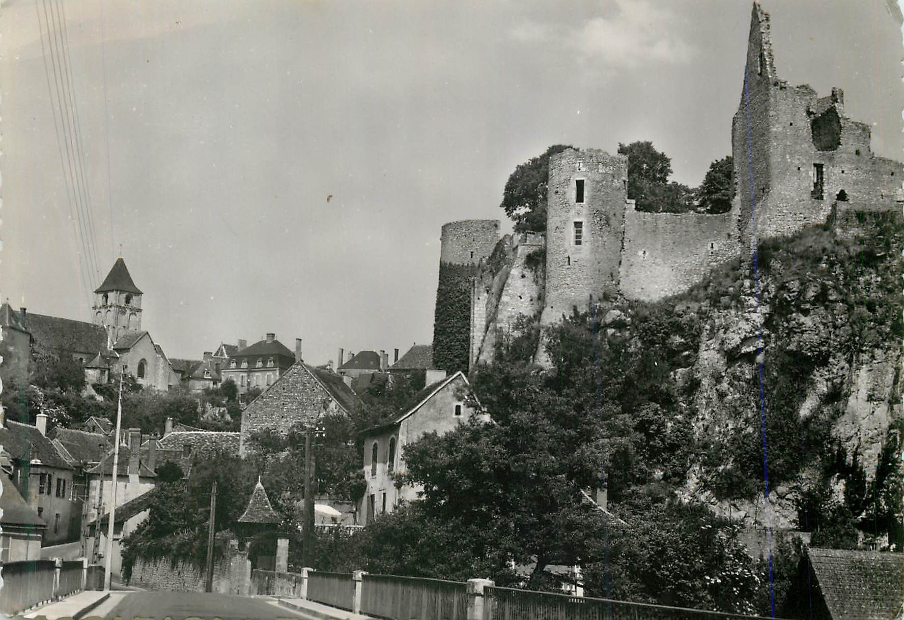 CPM Angles sur l anglin (vienne) le chateau feodal xie xive xve xvie siecle