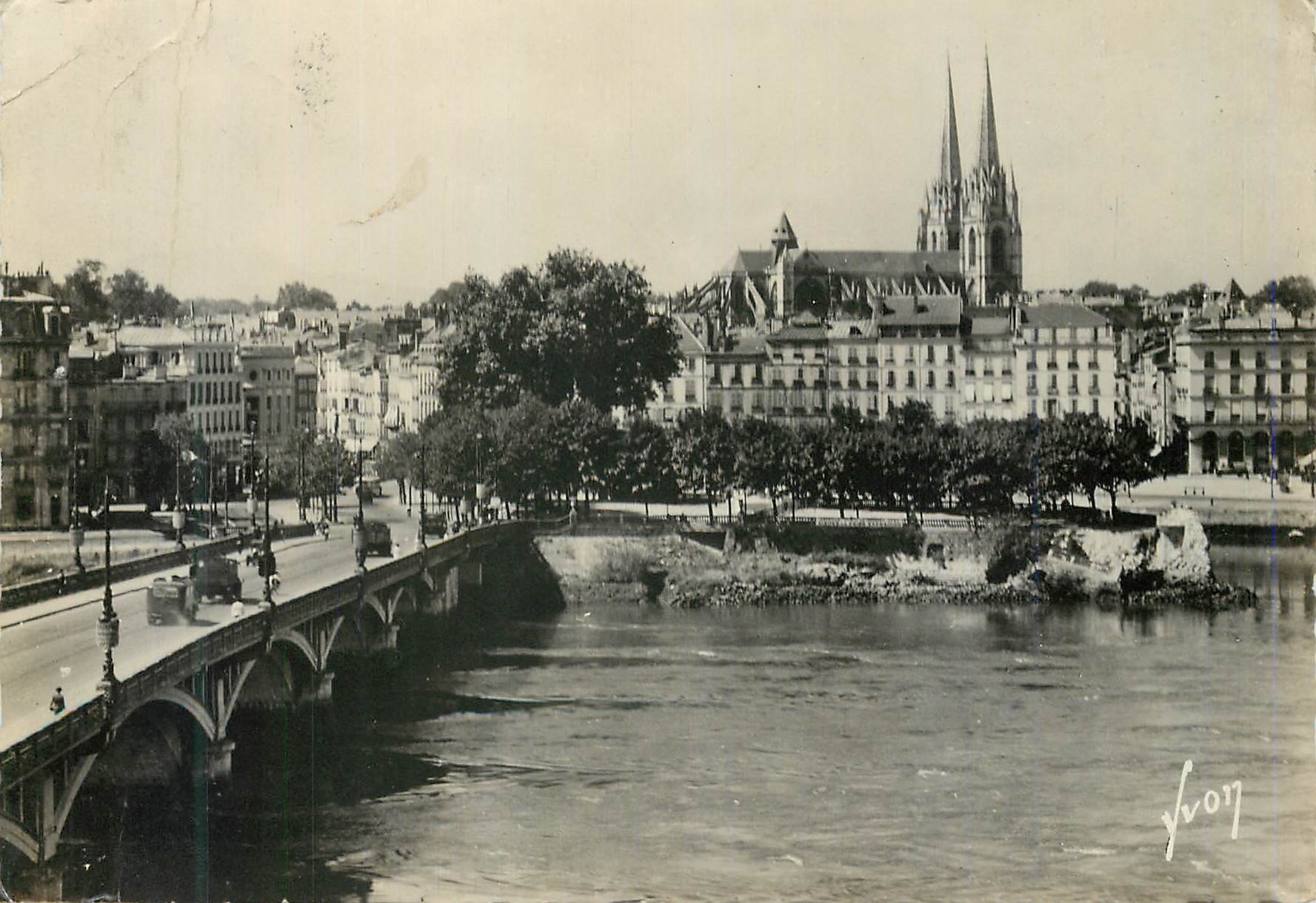 CPM Bayonne (bses pyr) l adour le pont st esprit et la cathedrale