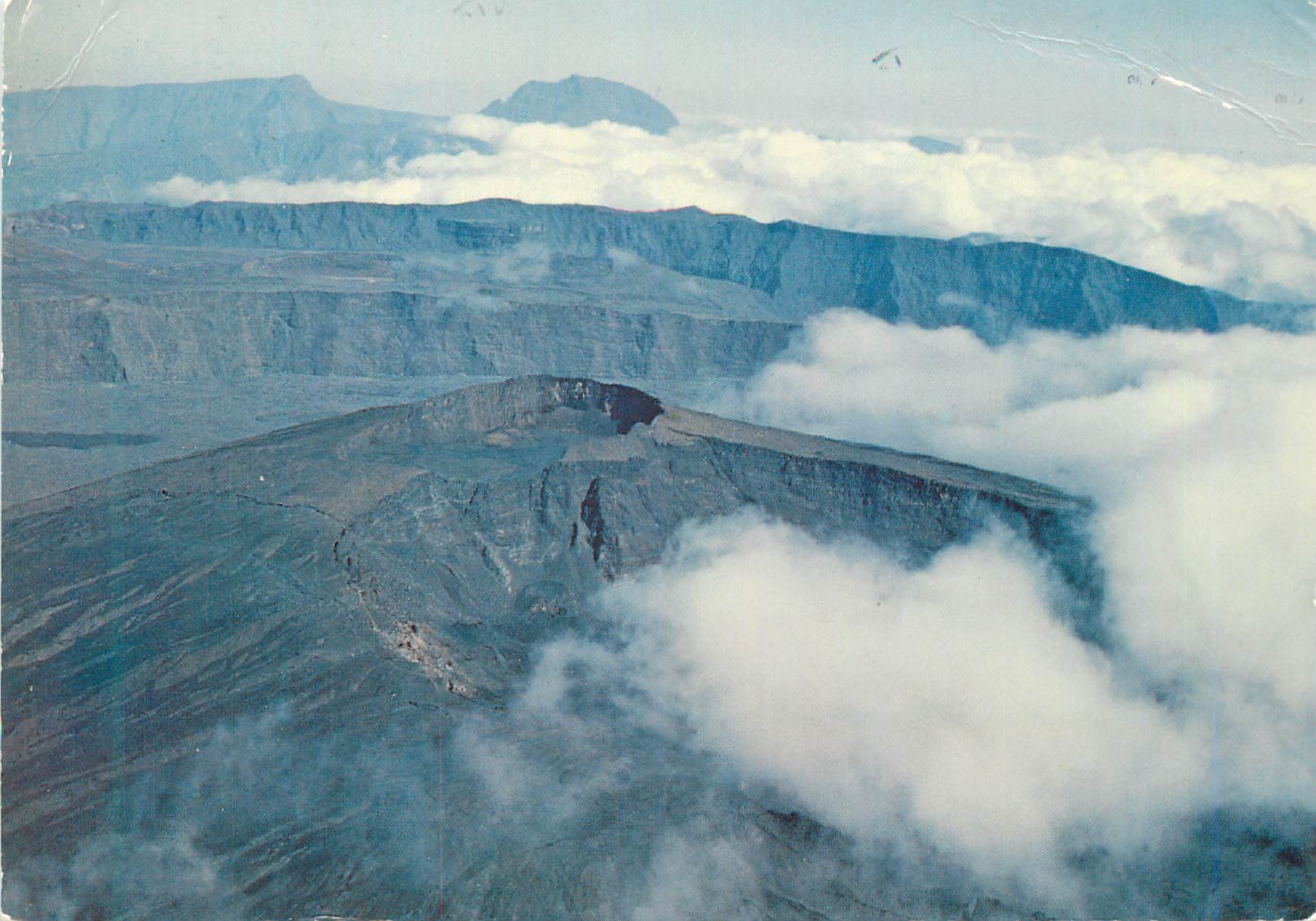 CPM Ile de la reunion le volcan au loin le piton des neiges