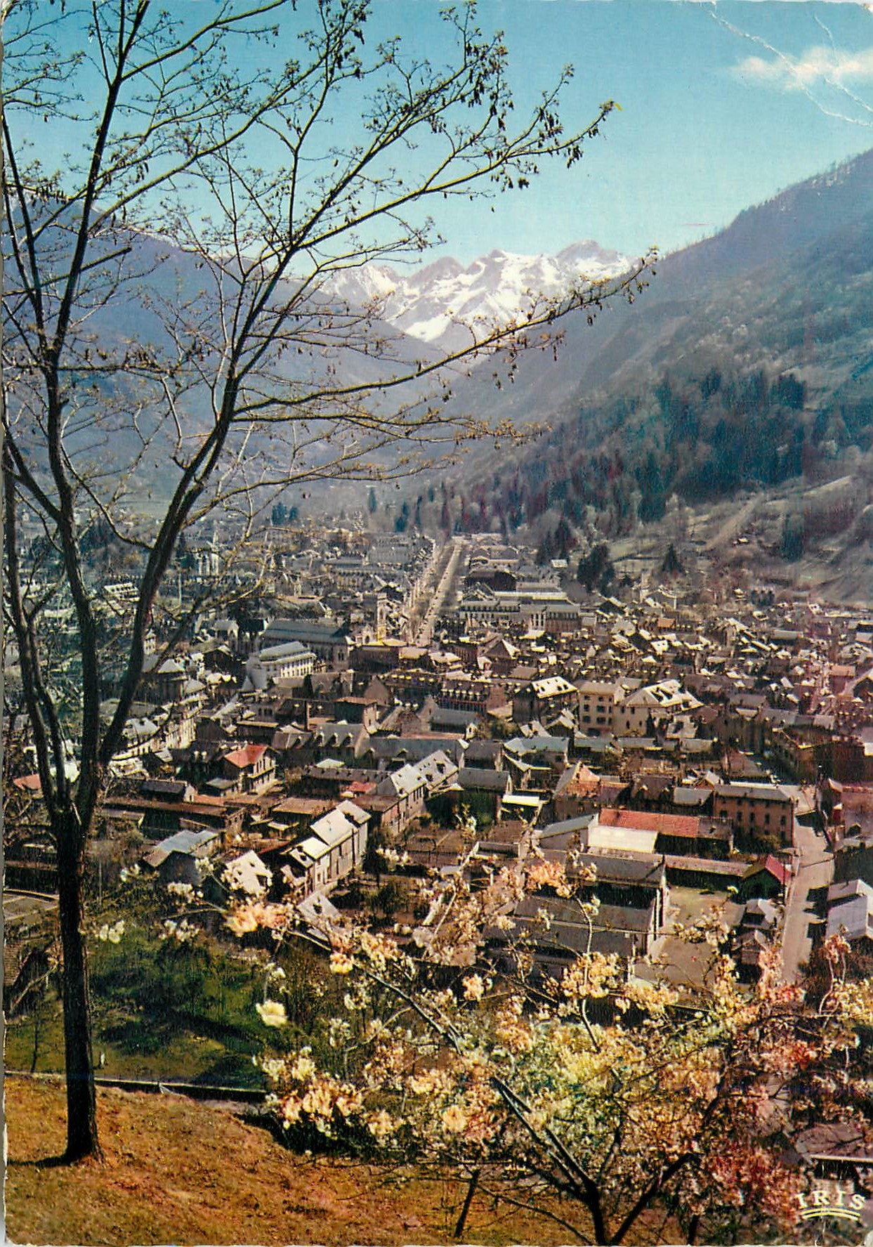 Luchon - Vue générale de la Station — Massif de Vénasque — Éditions Modernes & Théâtre