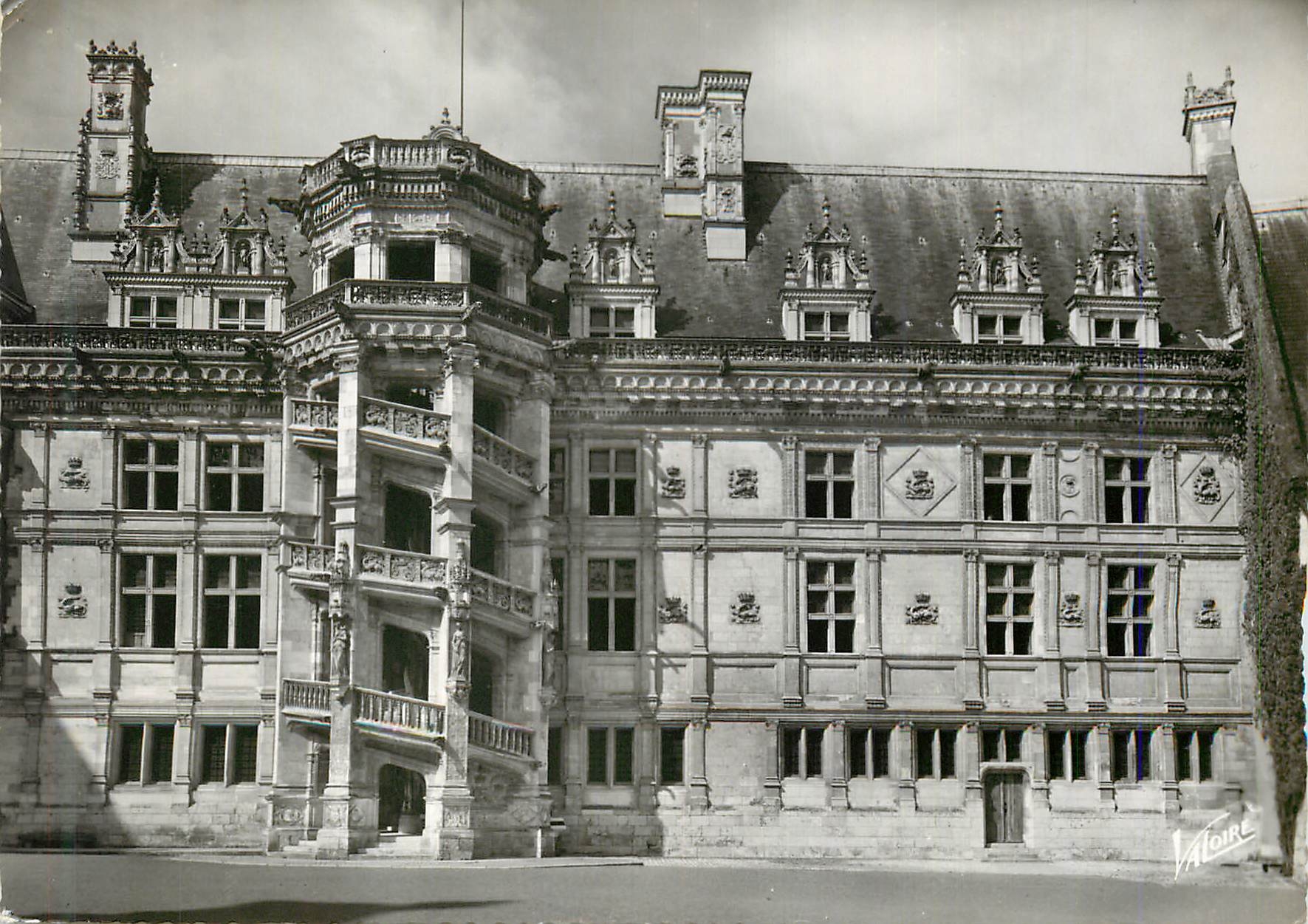 CPM Les merveilles du val de loire blois (loir et cher) Cour d'honneur du château Francois 1er et le grand escalier
