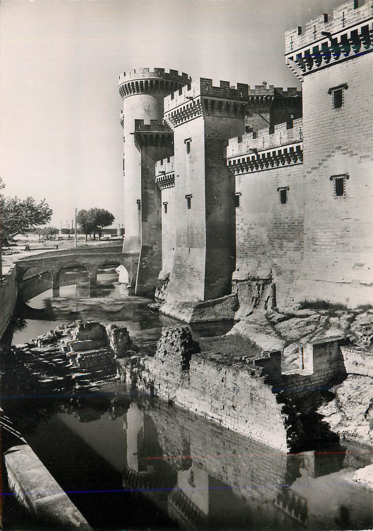 Tarascon (B.-du-R.) — Le Château (1re moitié du XV° s.) et les Fossés — Serv. Commercial Monuments Historiques, Av. Alexandre-III, Paris