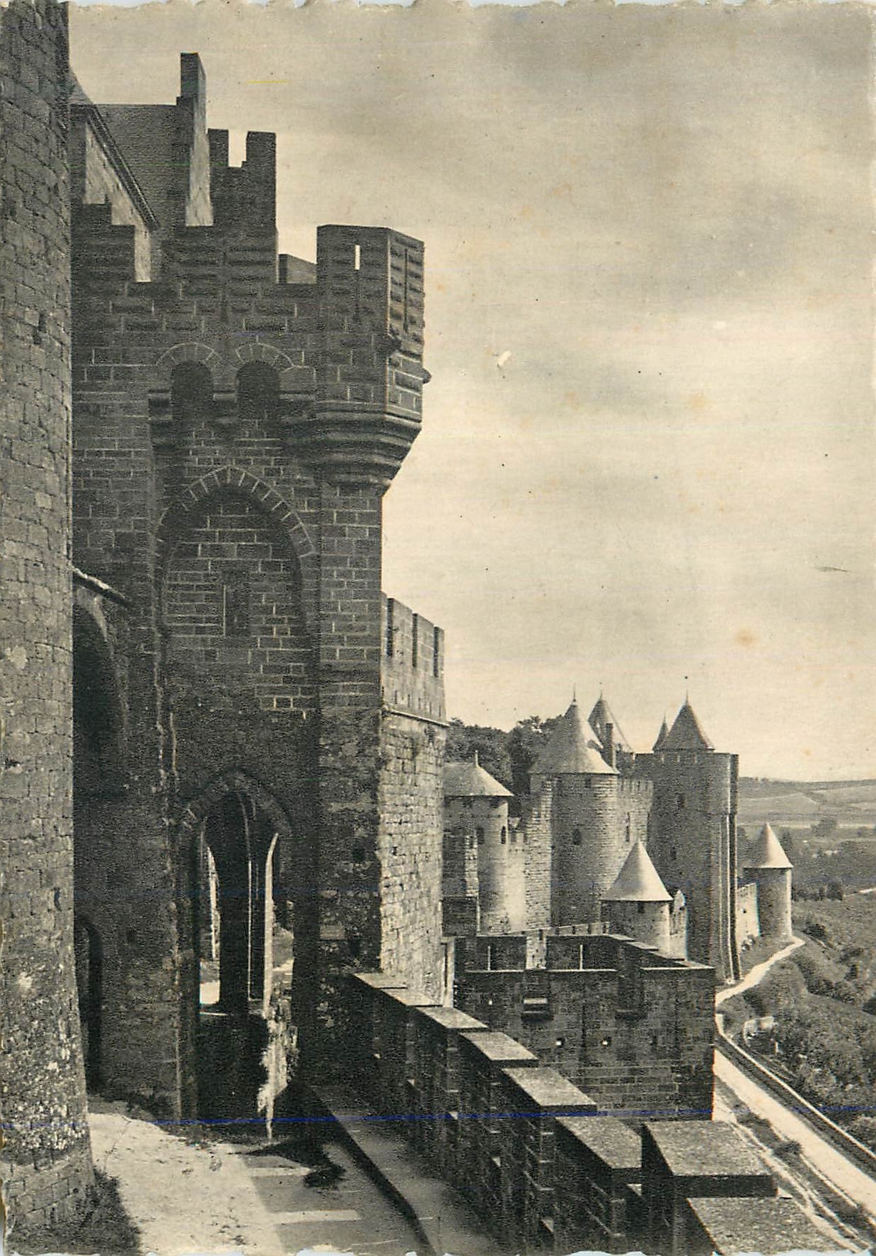 Cité de Carcassonne — Détails des défenses du château — Porte d'Aude — L'Échauguette — Éditions Historiques Artistiques
