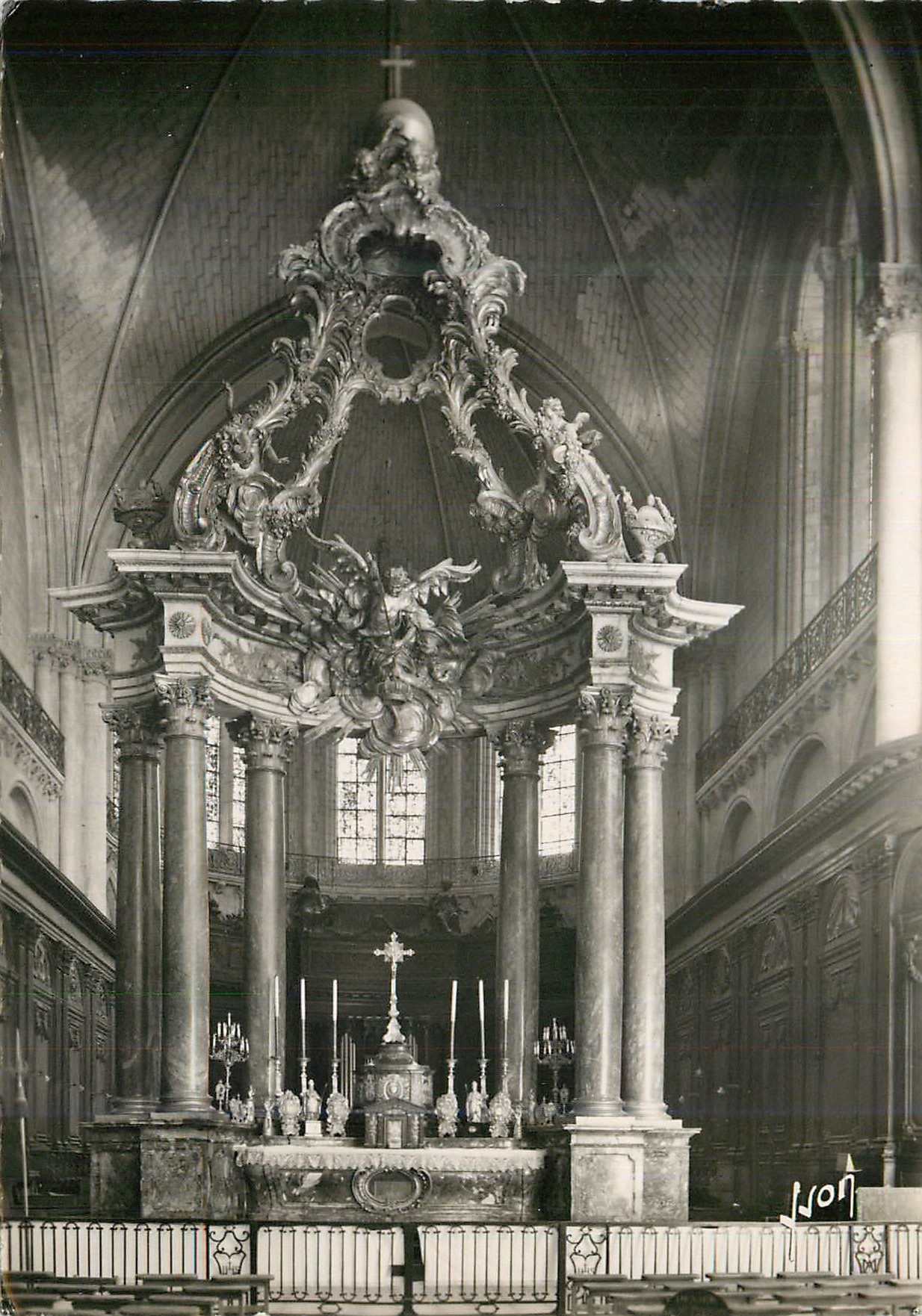 CPM Angers(maine et loire) le maitre autel de la cathedrale
