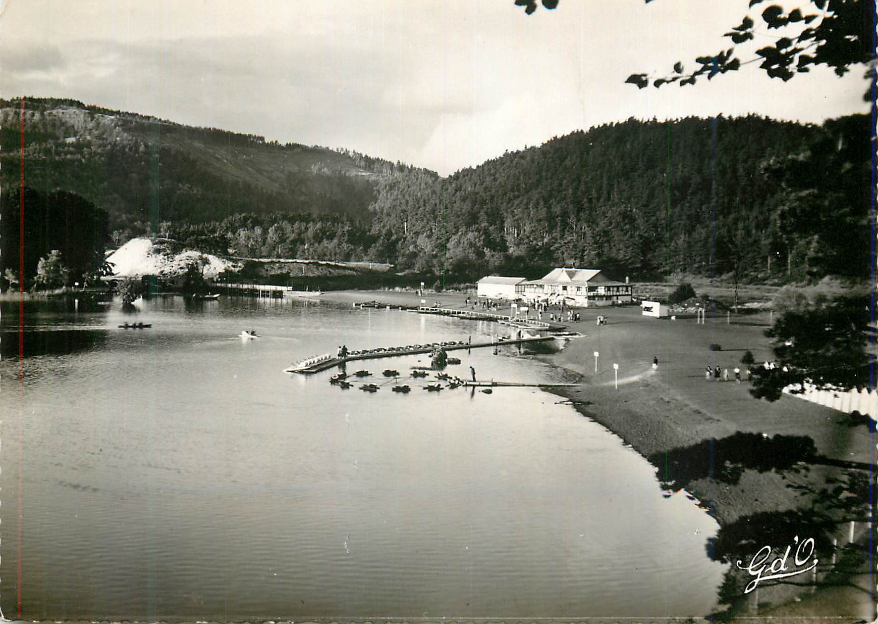 CPM L auvergne br int 186 lac chambon la plage peche barques pedalos et natation