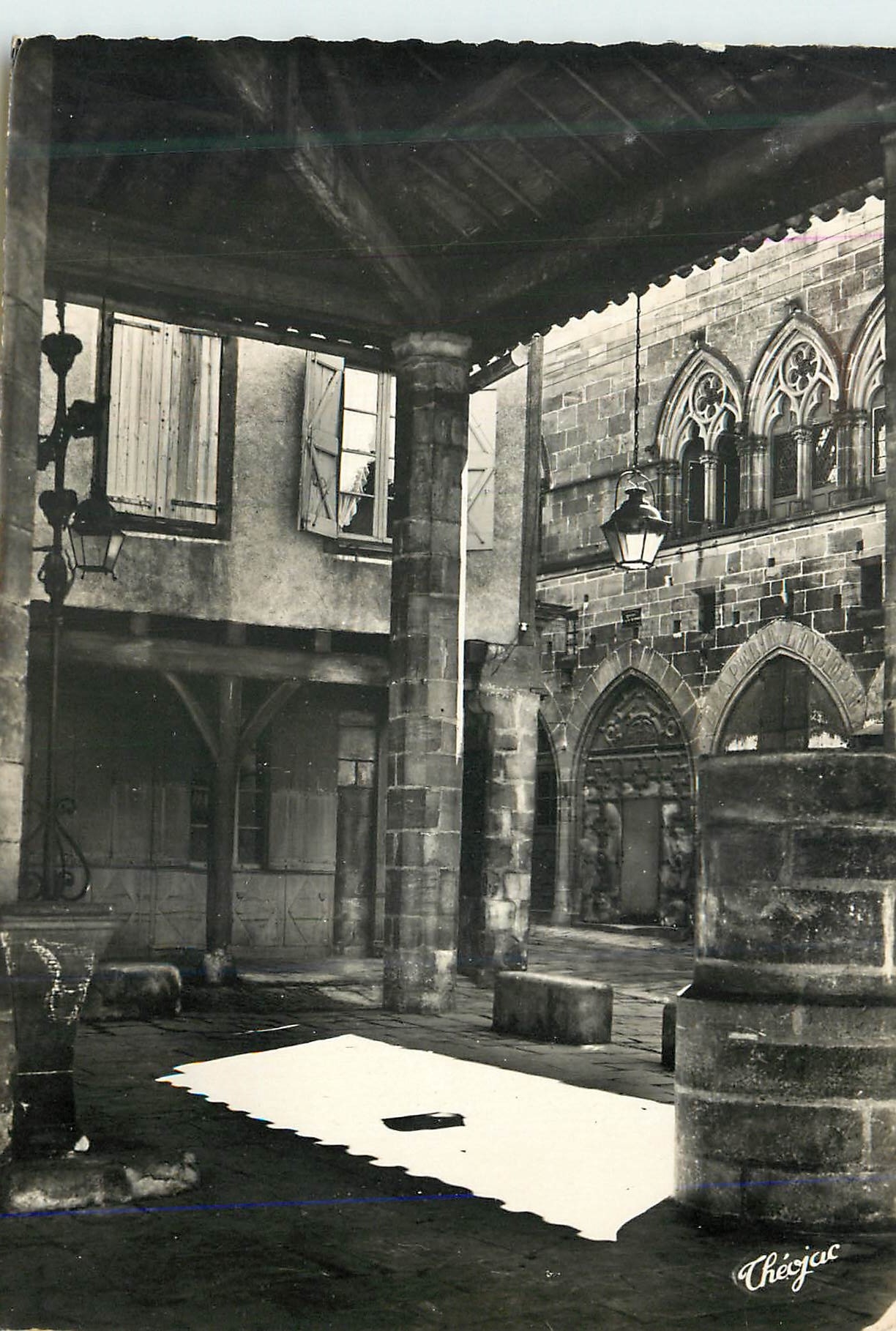 CPM Tarn 69 11 cordes cite fortifiee en 1222 la halle le puits et la maison du grand fauconnier(xiv s)
