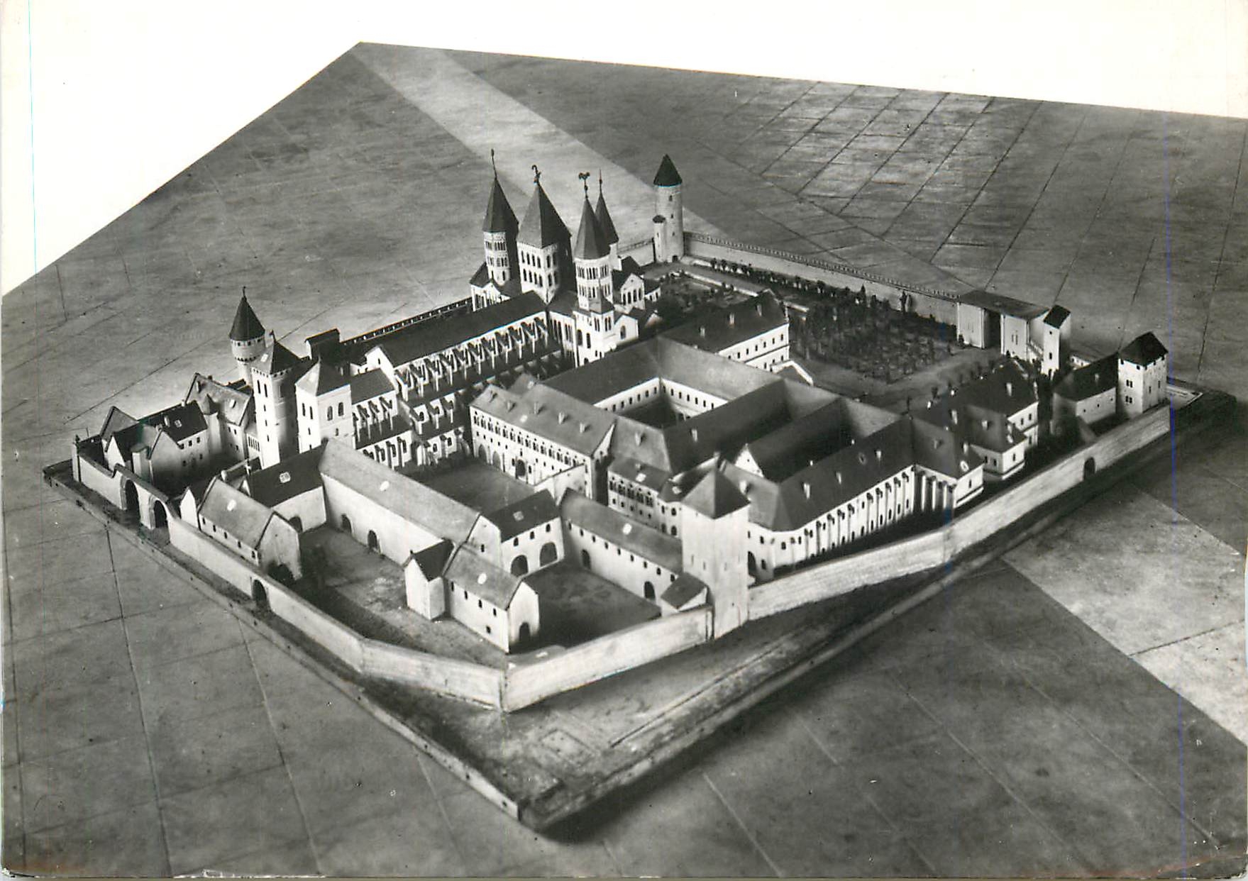Cluny (S.-et-L.) — L'Abbaye (1089-1135) — Ensemble Sud-Ouest (Maquette de Reconstitution) — Service Commercial Grand Palais