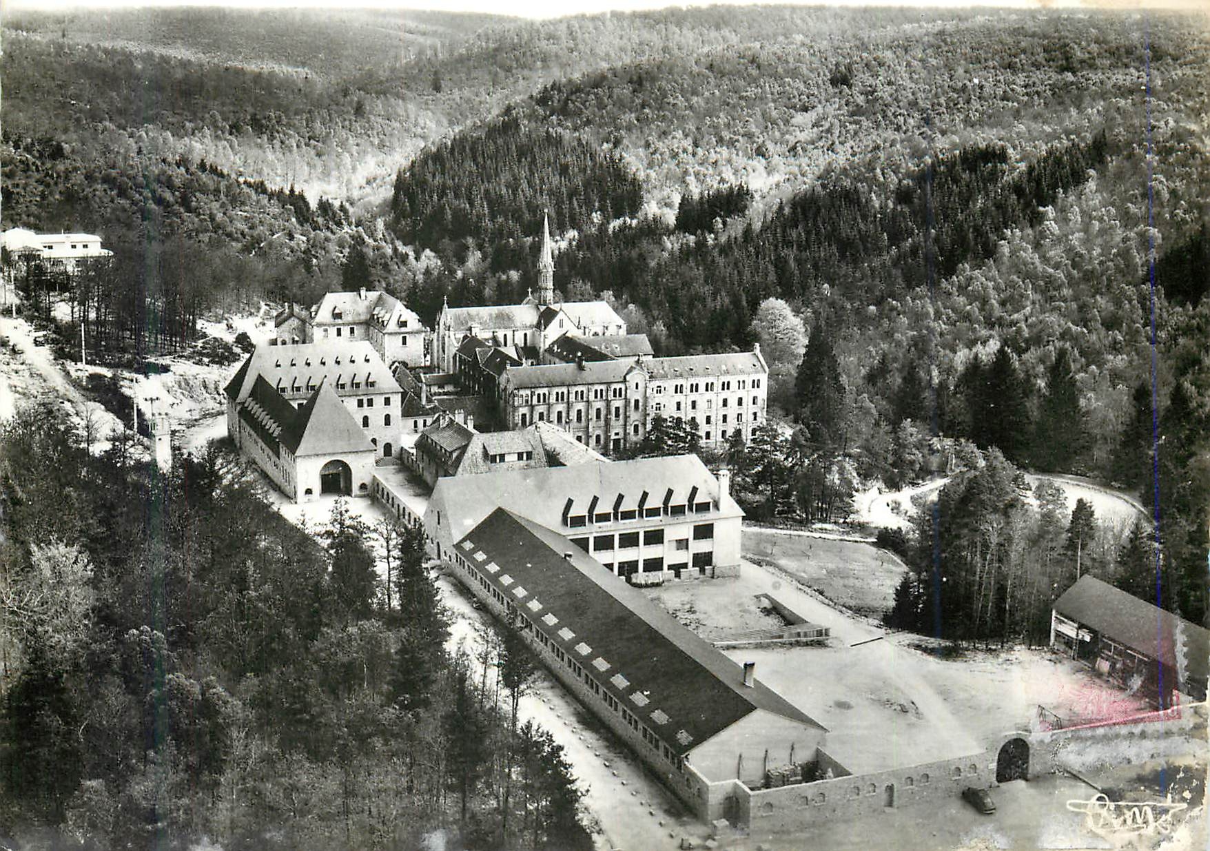 CPM La pierre qui vire(yvonne) 3002 a l abbaye sainte marie vue aerienne