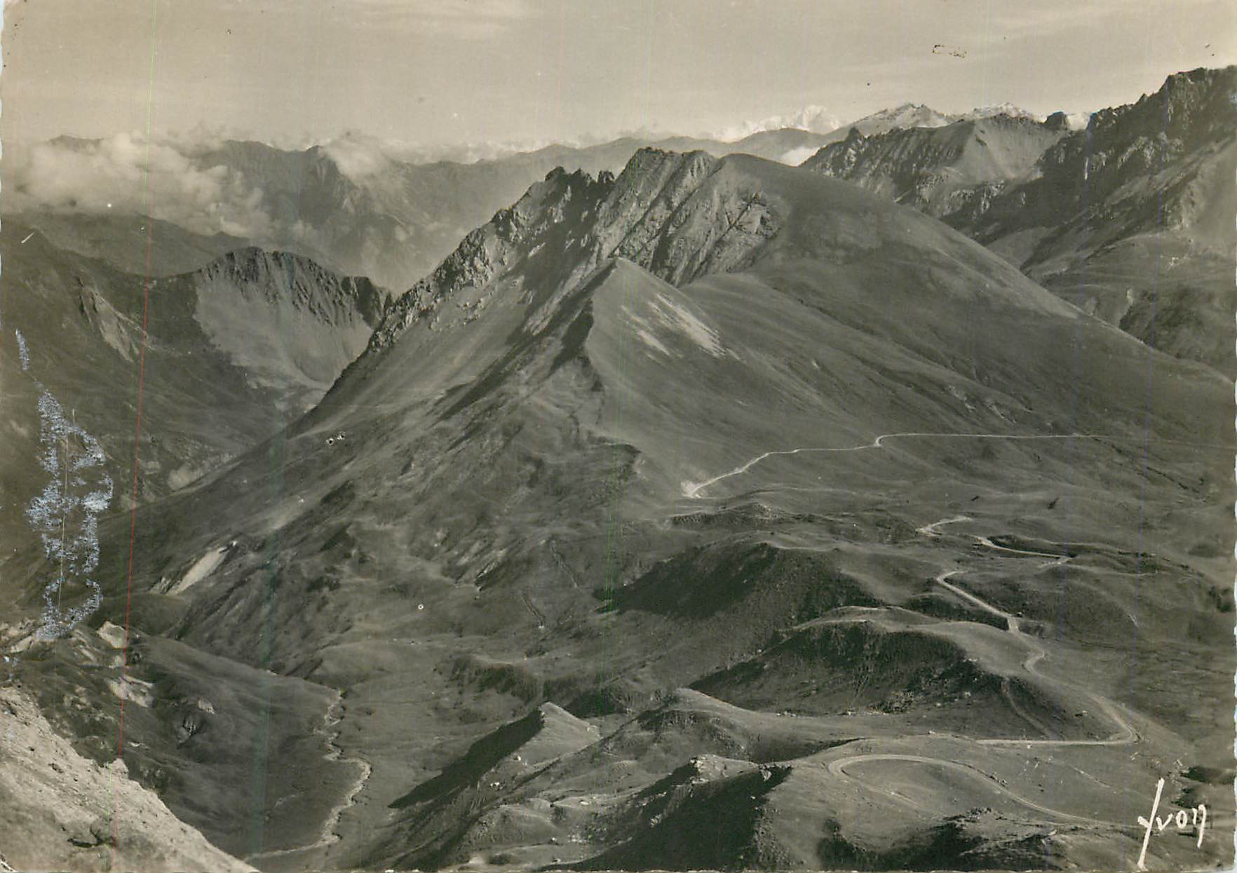 Route du Galibier (Hautes-Alpes) — Versant Savoie, les granges du Galibier, fond du Mont-Blanc — Éditions d'Art, Paris