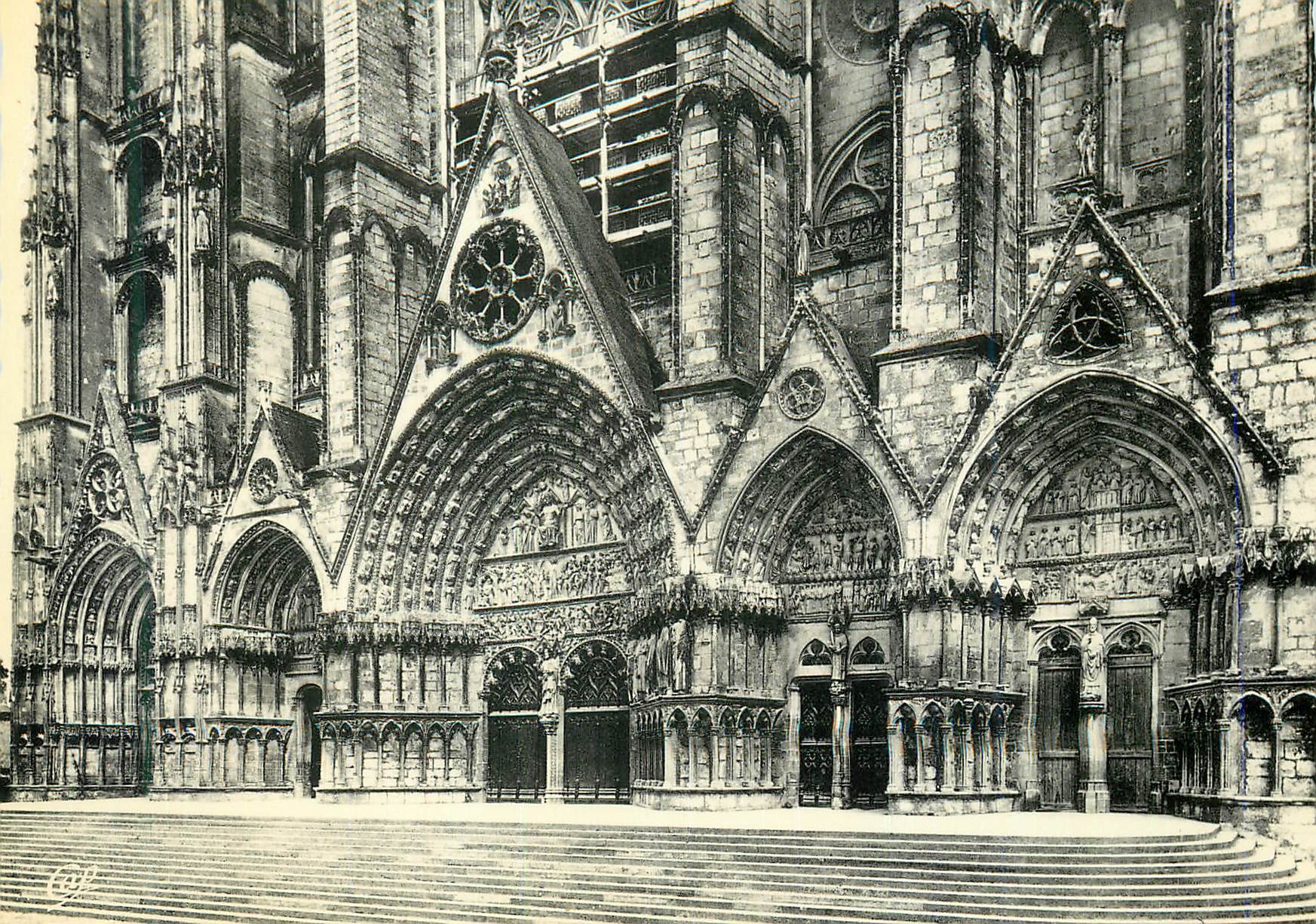 CPM Ll 14 bourges la cathedrale le portail occidental