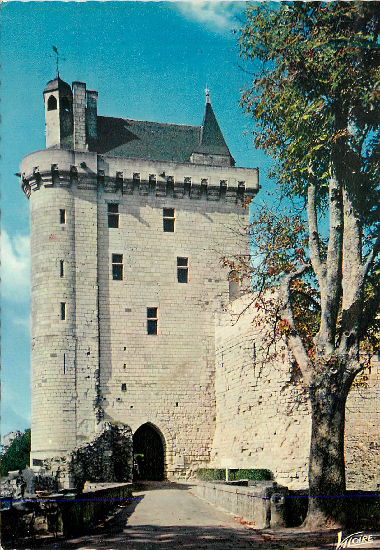CPM Les merveilles du val de loire chinon (indre et loire) h 300 entree du chateau la tour de l horloge