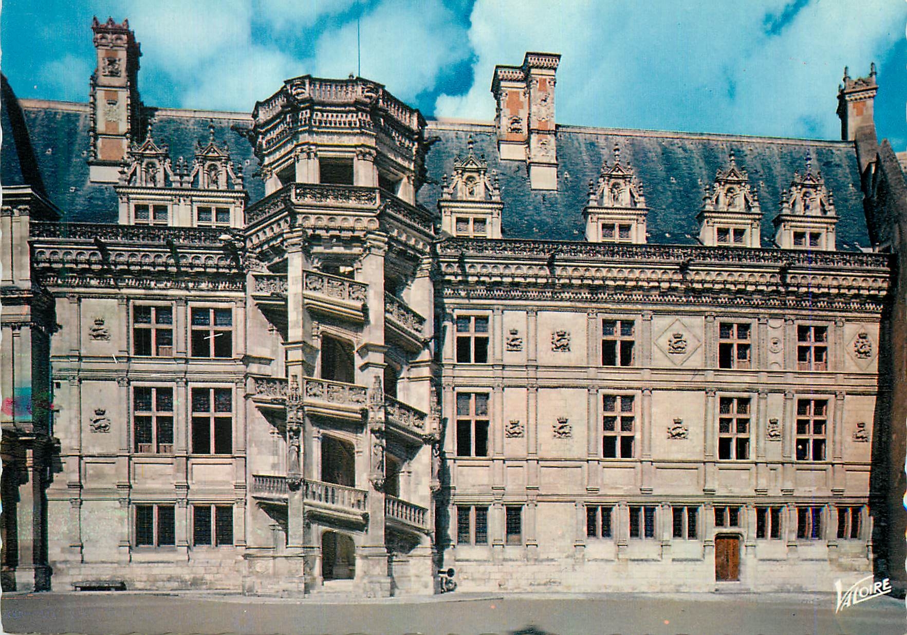 CPM Les merveilles du val de loire blois (loir et cher) h 81 la cour d honneur du chateau