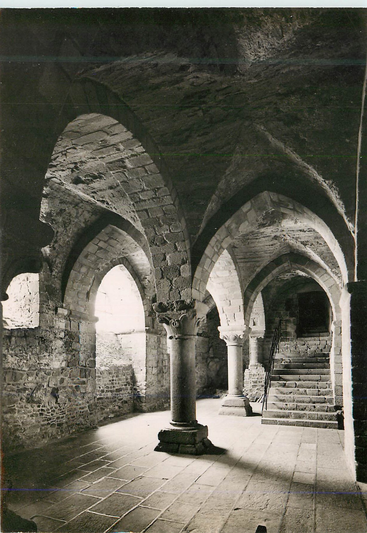 Abbaye du Mont-Saint-Michel — Ancienne Aumônerie dite Salle de l'Aquilon (XIe s.) — Sarv, Commercial Monuments Historiques, Paris