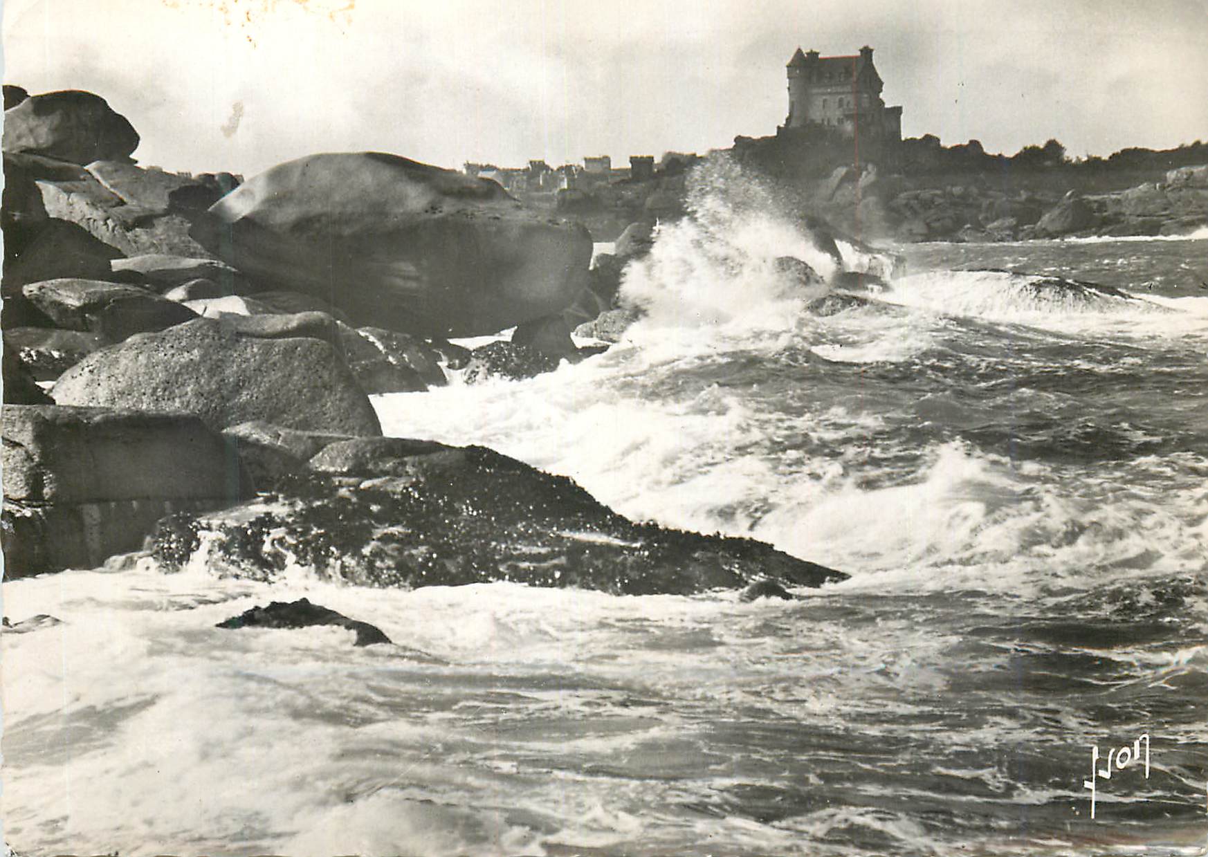 CPM Ploumanach en perros guirec (cotes du nord) les rochers et chateau de castaeres