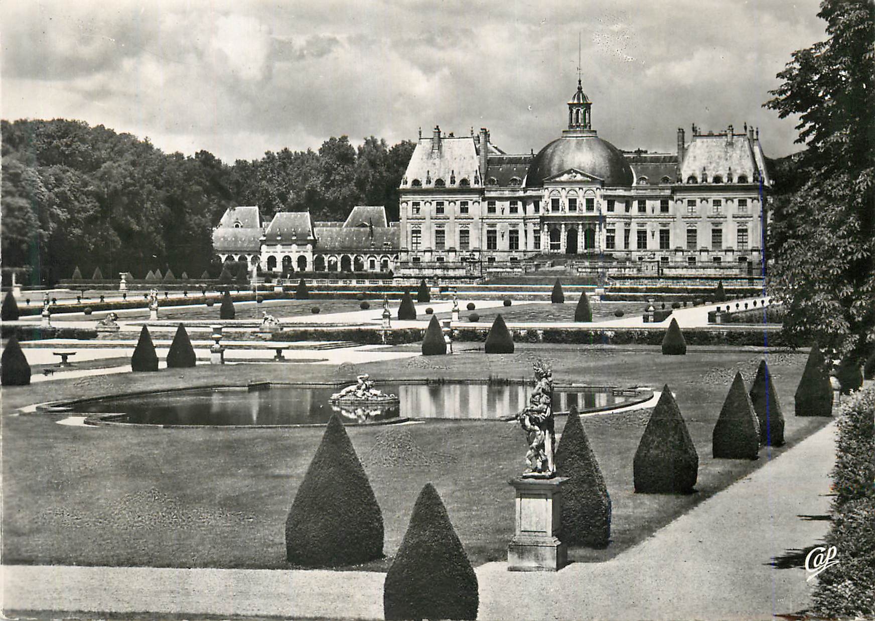 CPM 1572 vaux le vicomte le parc et le chateau