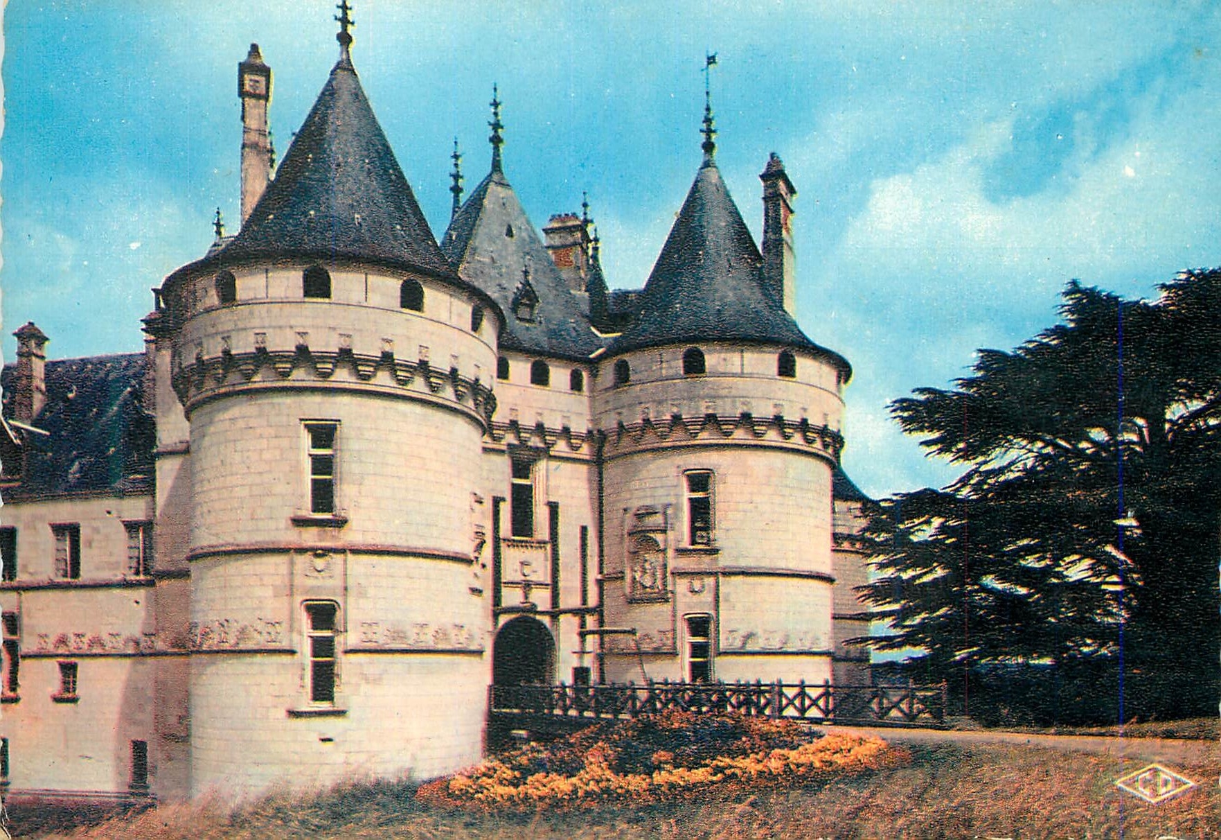 CPM Les chateaux de la loire chaumont (loir et cher) 3 l entree du chateau