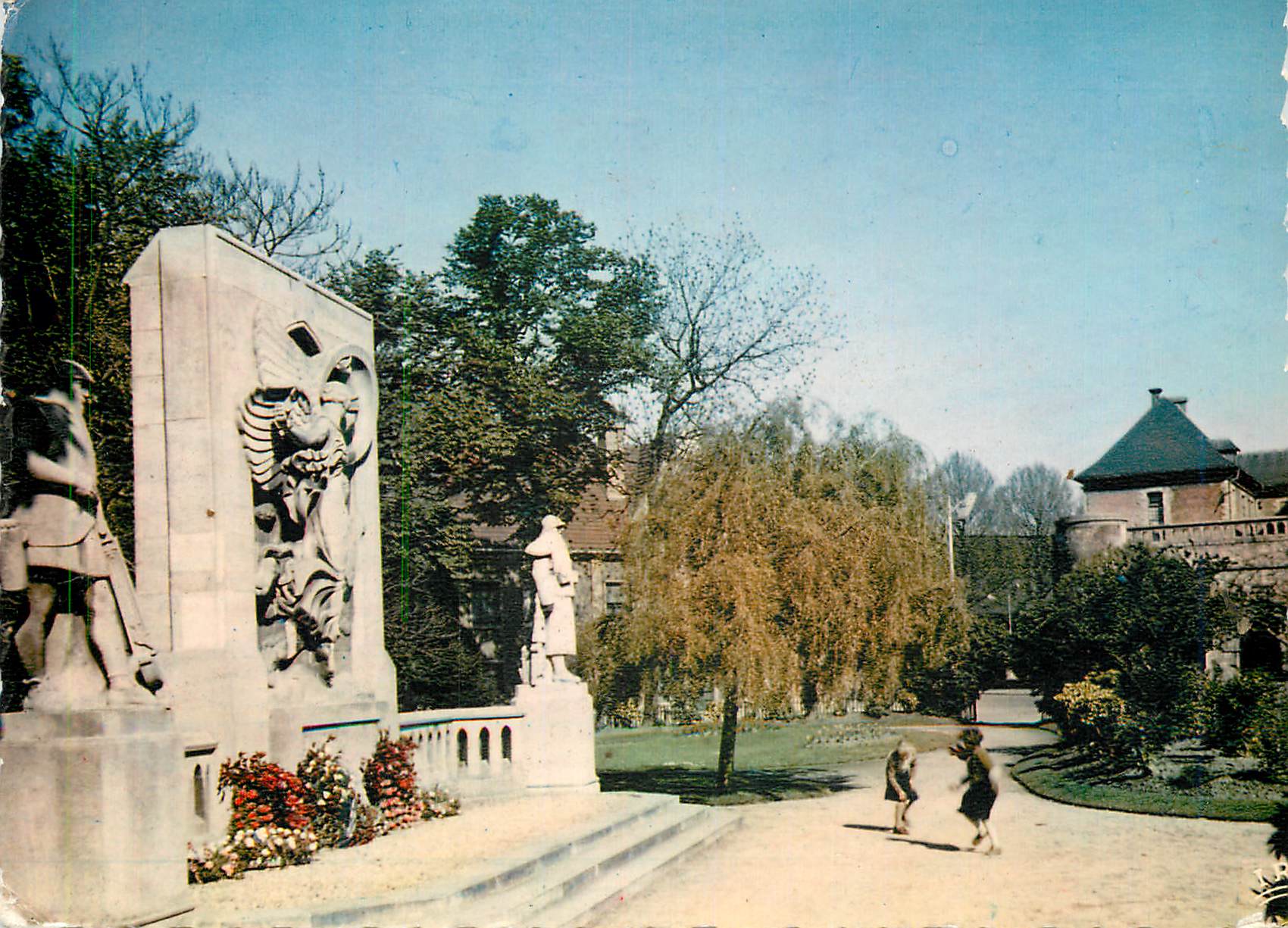 CPM Douai (nord) 305 square jemmapes monument aux morts (decatoire sculpture) Militaria