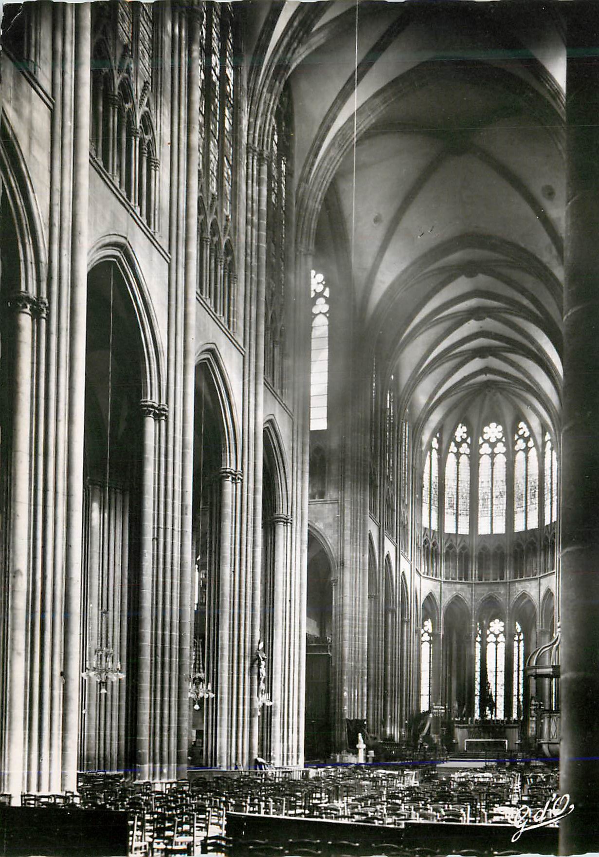Cathédrale de Clermont-Ferrand — Perspective sur la Grande Nef et le Chœur — Style Gothique