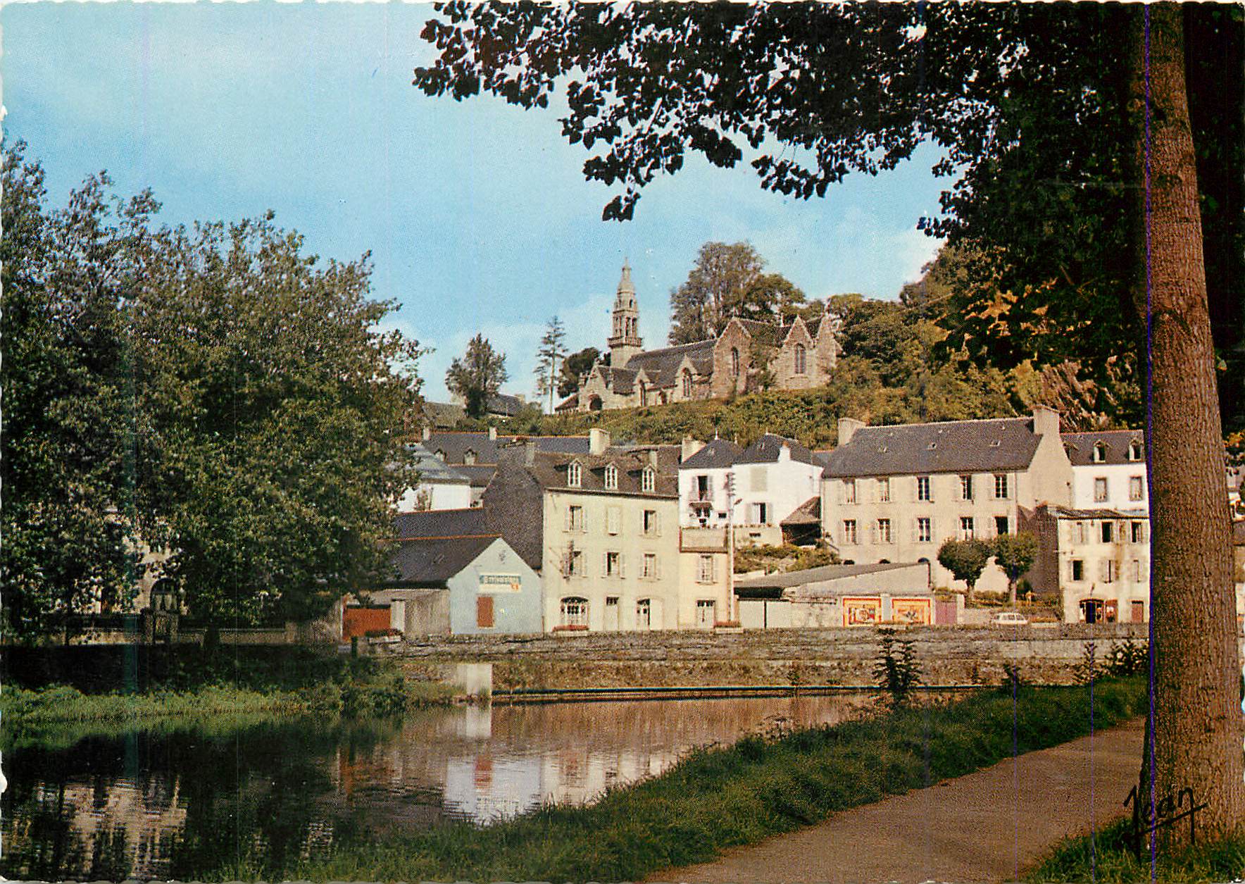 CPM La bretagne 210883 chateaulin (finistere) la chapelle notre dame qui domine la riviere l aulne