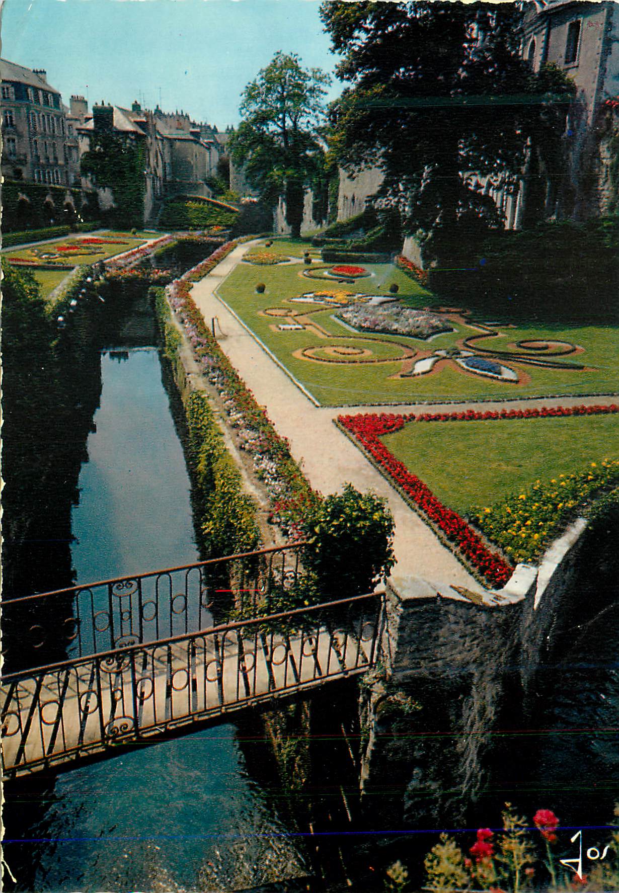 CPM La bretagne en couleurs mx 5206 les jardins de vannes (56)