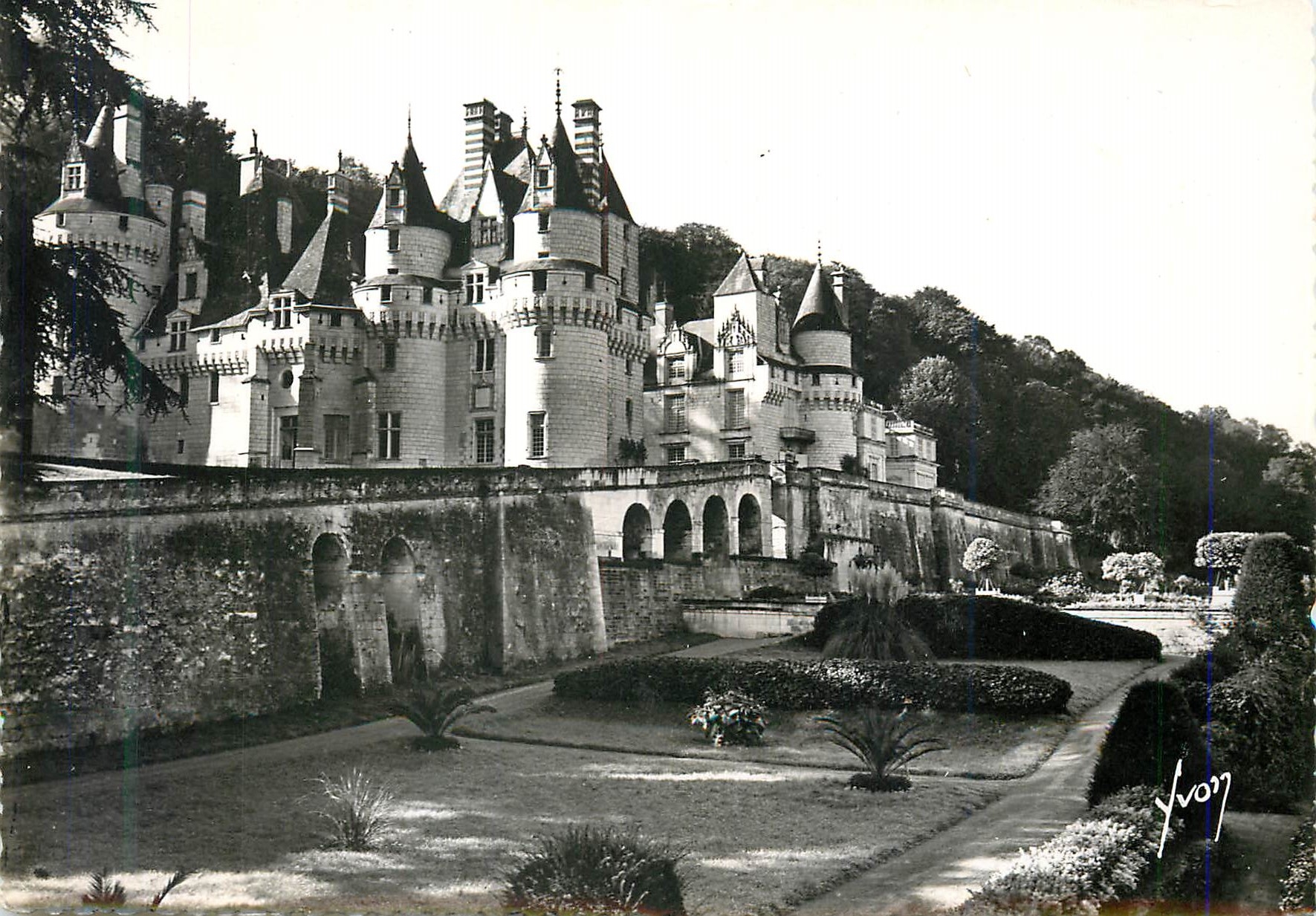 CPM Rigny usse (i et l) le chateau (xvi s)