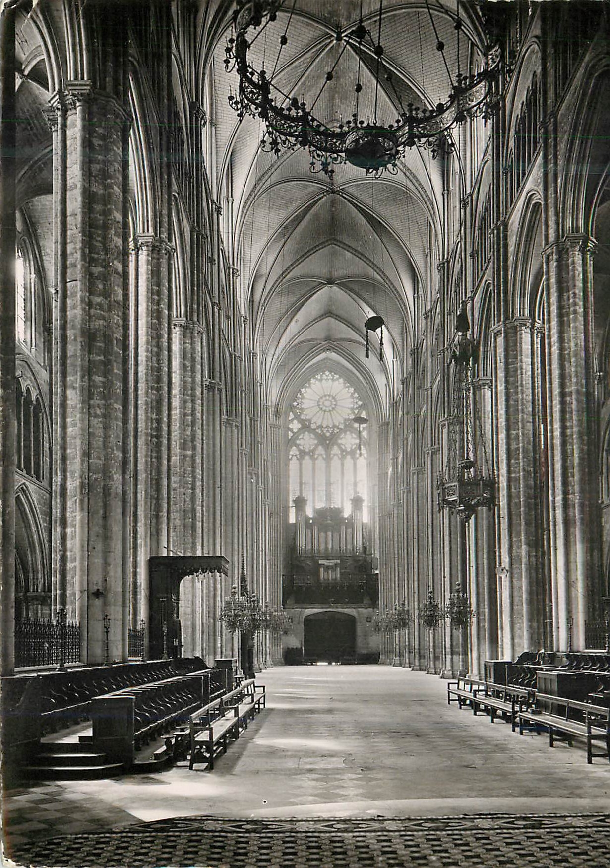 Cathédrale Saint-Étienne de Bourges — Grande Nef vue du Chœur — Photo Veritable