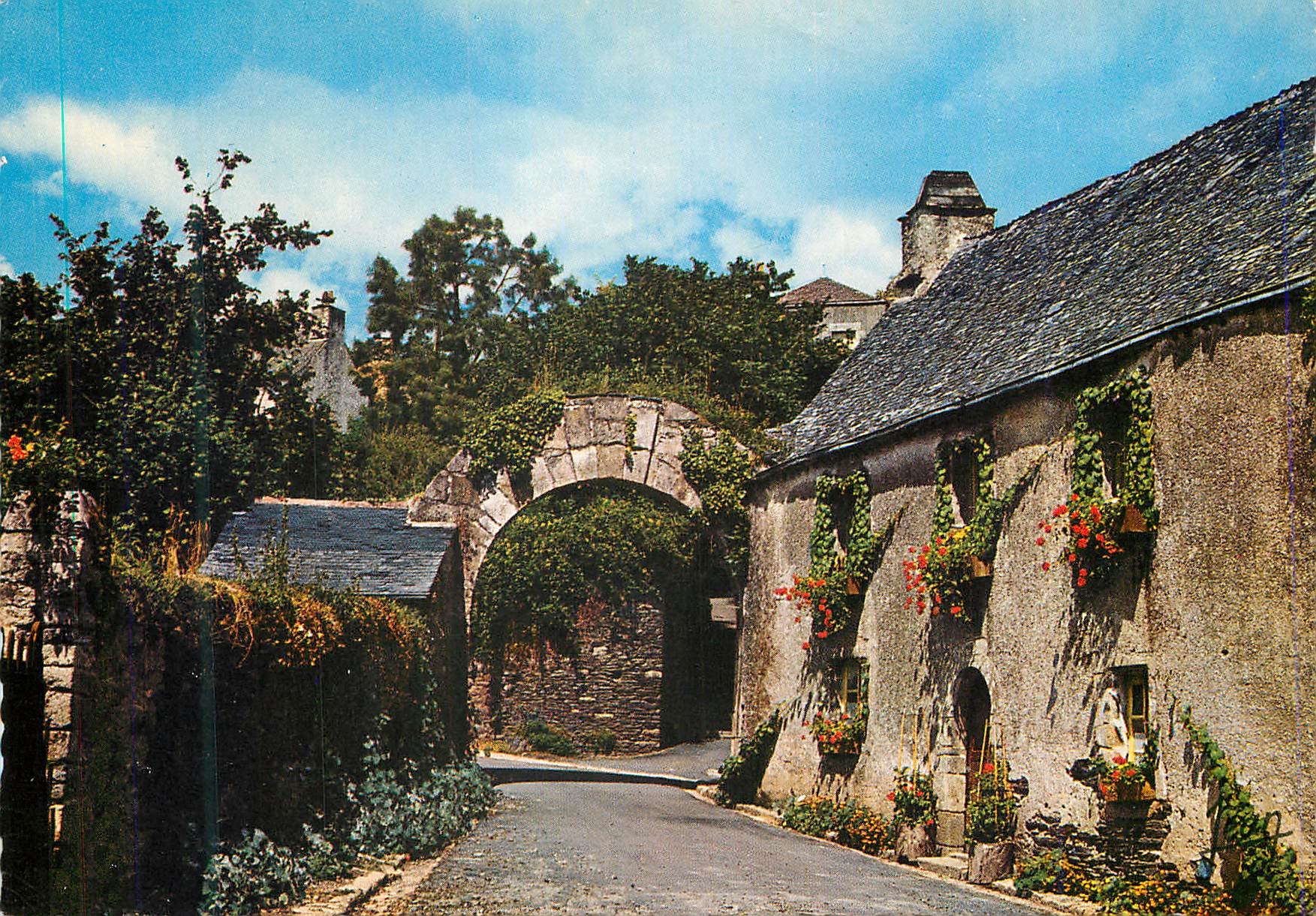 CPM La bretagne 20327 maison fleurie de rochefort en terre (morbihan)
