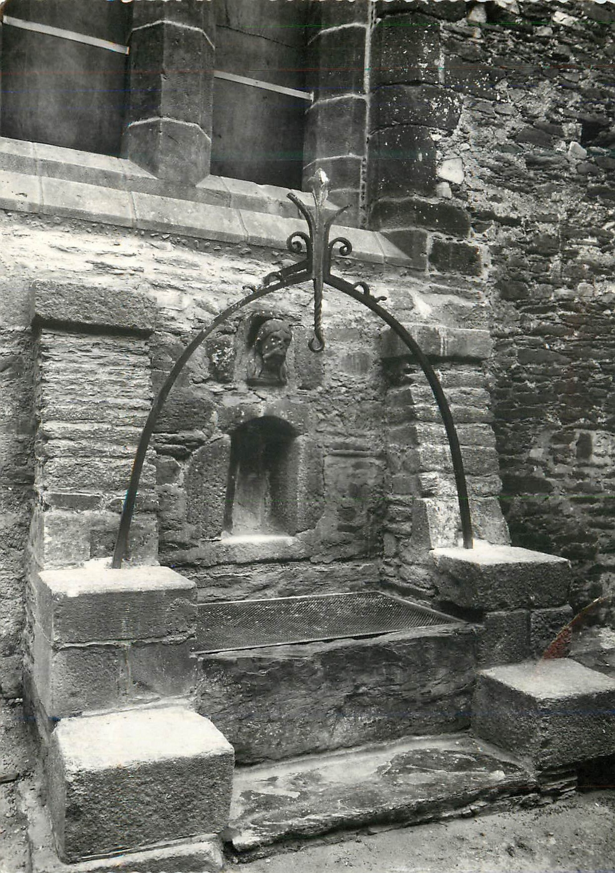 CPM Malestroit (morbihan) puits du xiii siecle remarquable tete de christ trouvee au fond