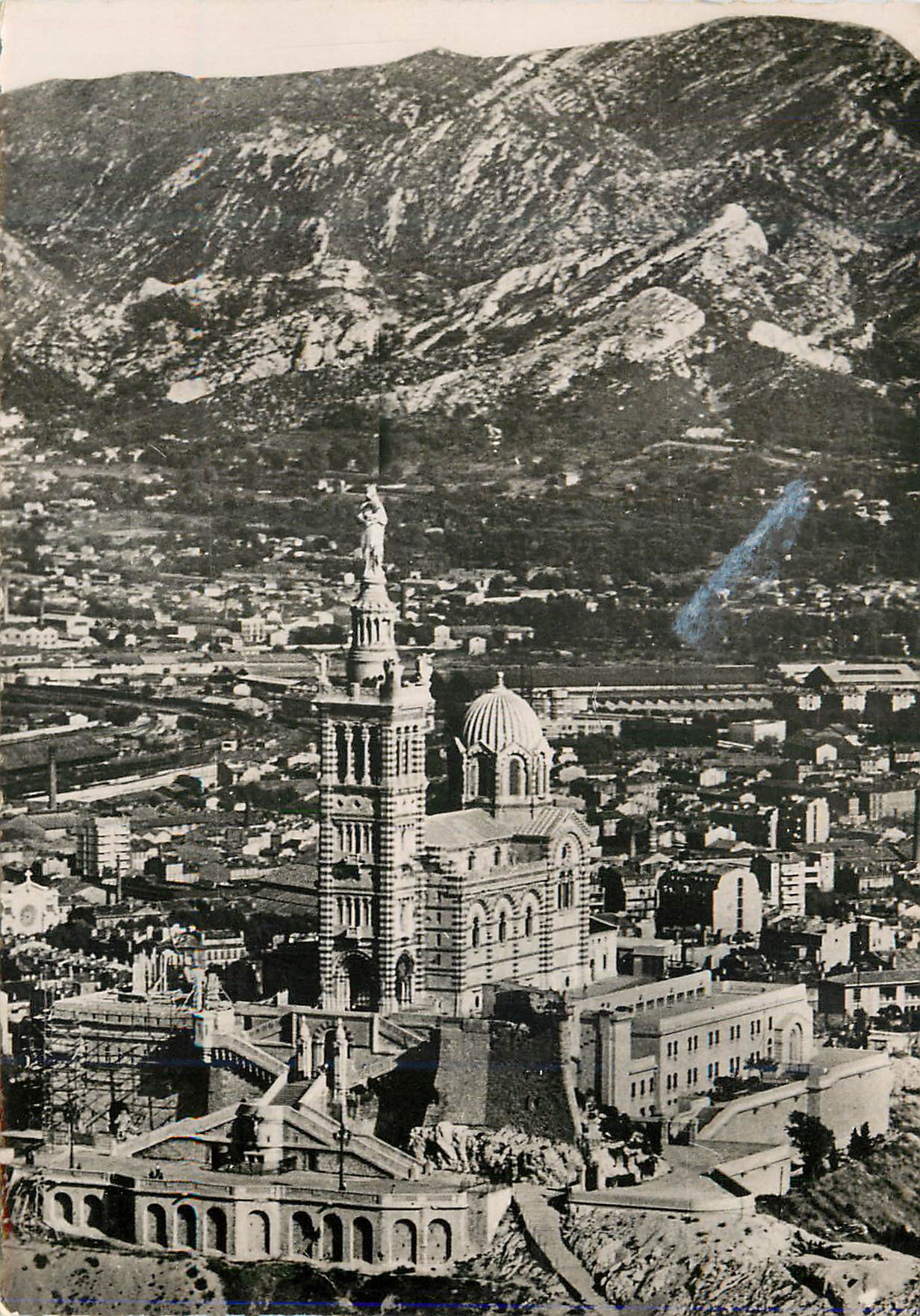 CPM Marseille (b du rh) vue aerienne 52 de la basilique de n d de la garde