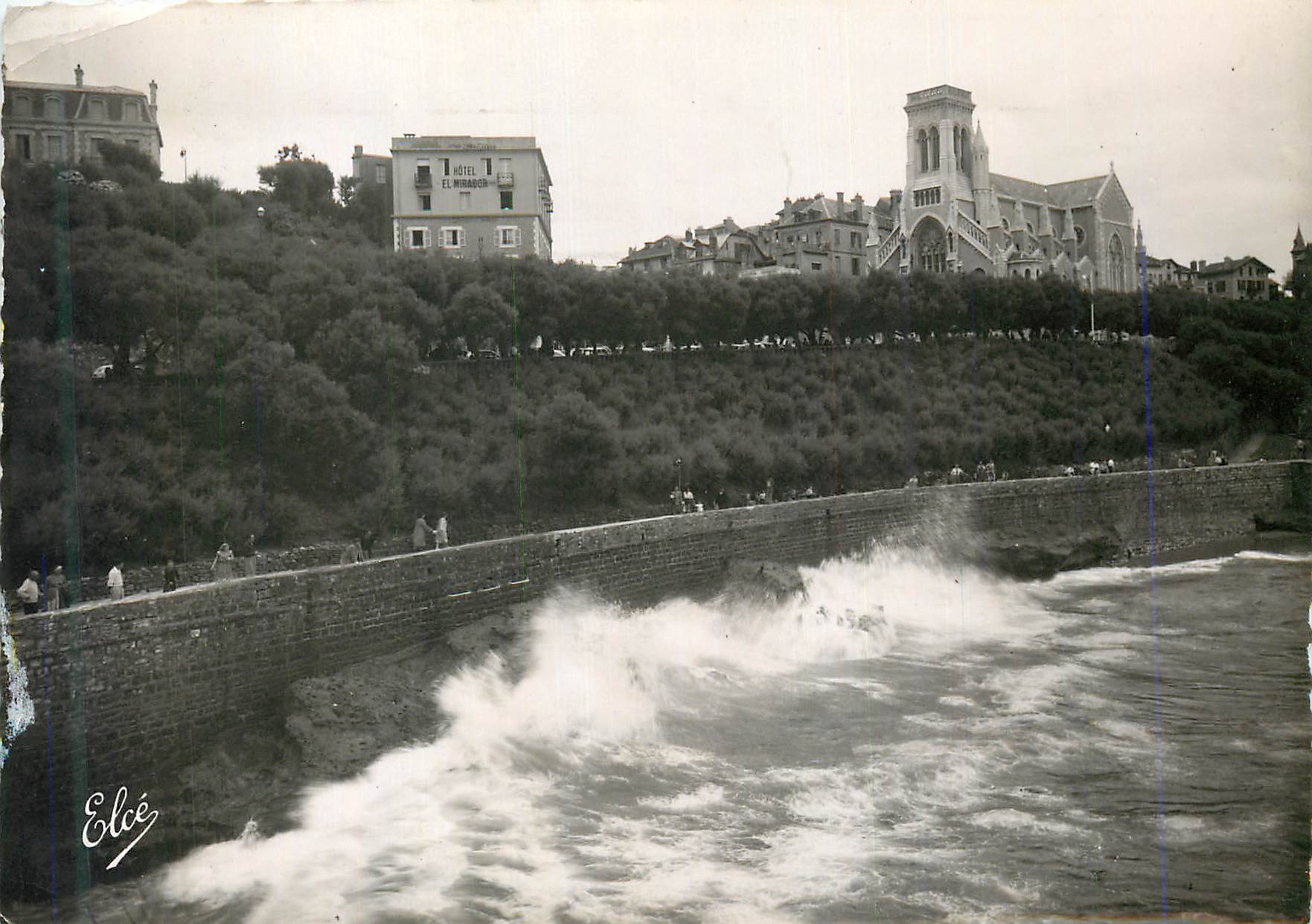 CPM 10458 biarritz basses pyrenees l eglise ste eugenie grosses vagues sur la digue