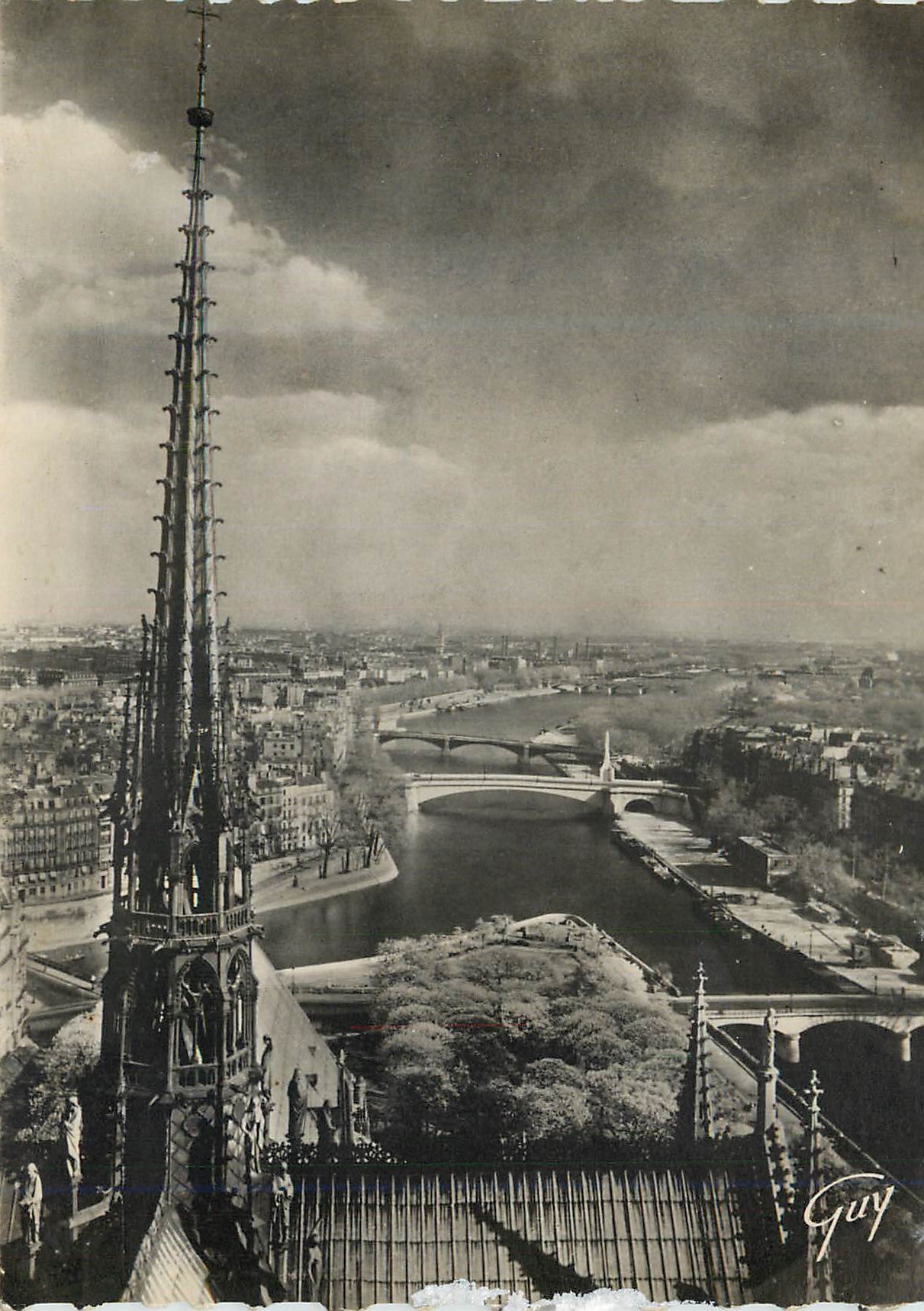 CPM Paris et ses merveilles 768 la seine en amont de notre dame