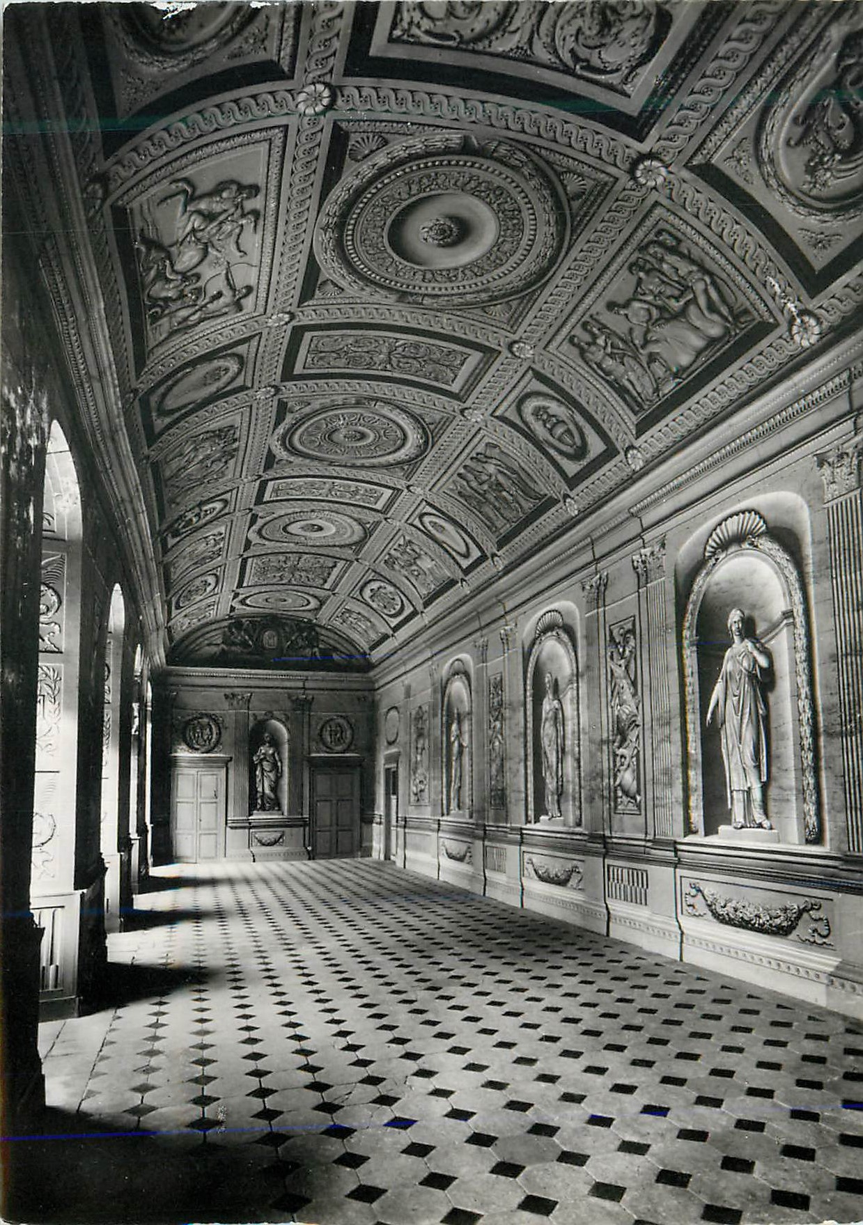 CPM Tanlay (yvonne) le chateau la grande galerie grisailles en trompe l oeil