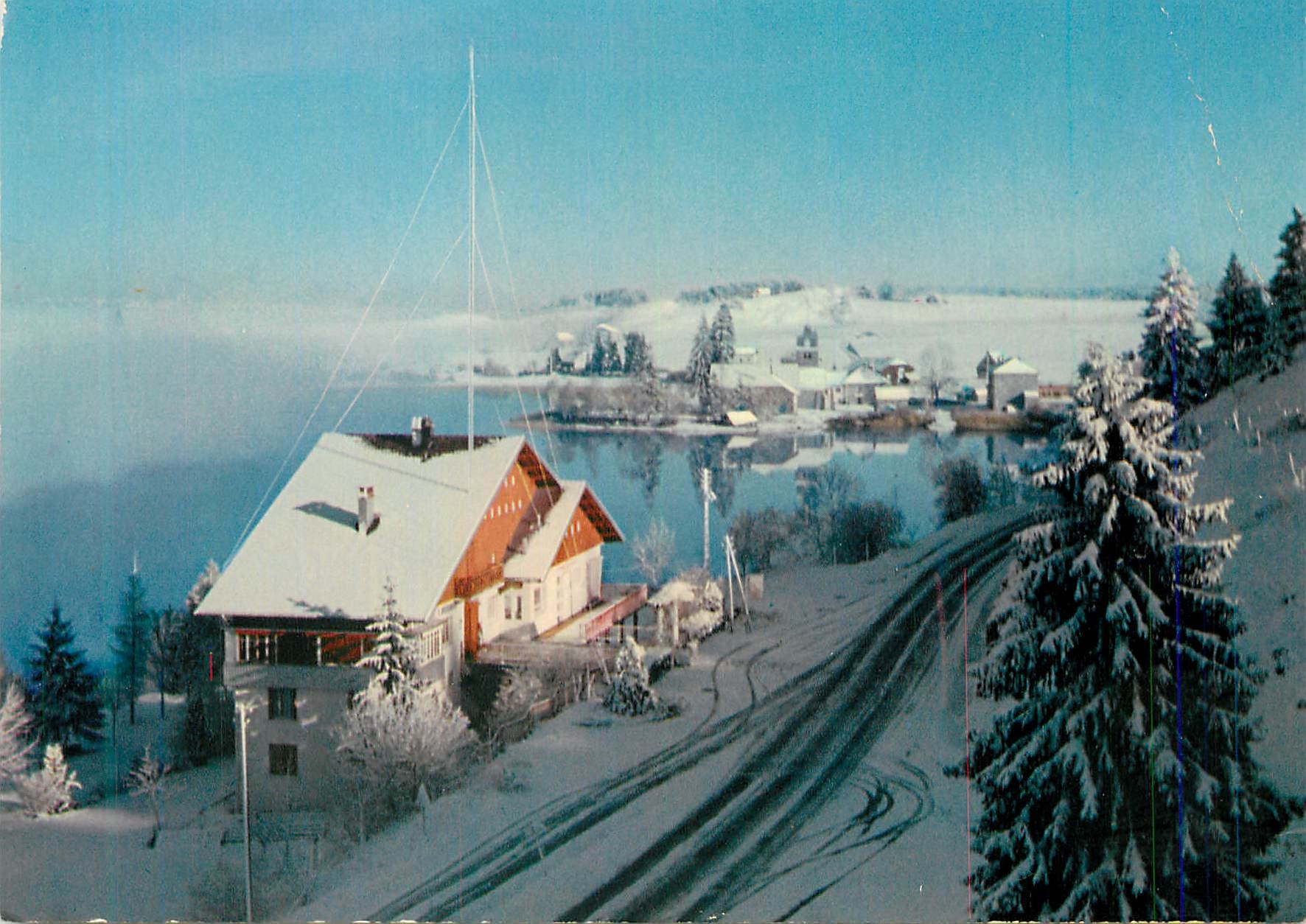 Rivière-Devant — vue hivernale avec maison et lac — Hotel de l'Abbaye, éditeur Couleurs Naturelles