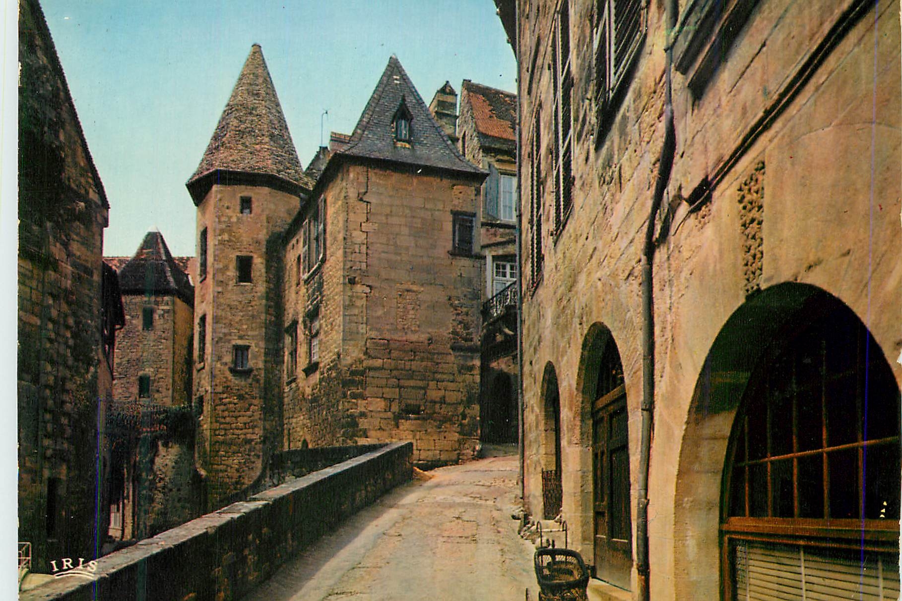 CPM Sarlat (dordogne) a 2 rue magnana