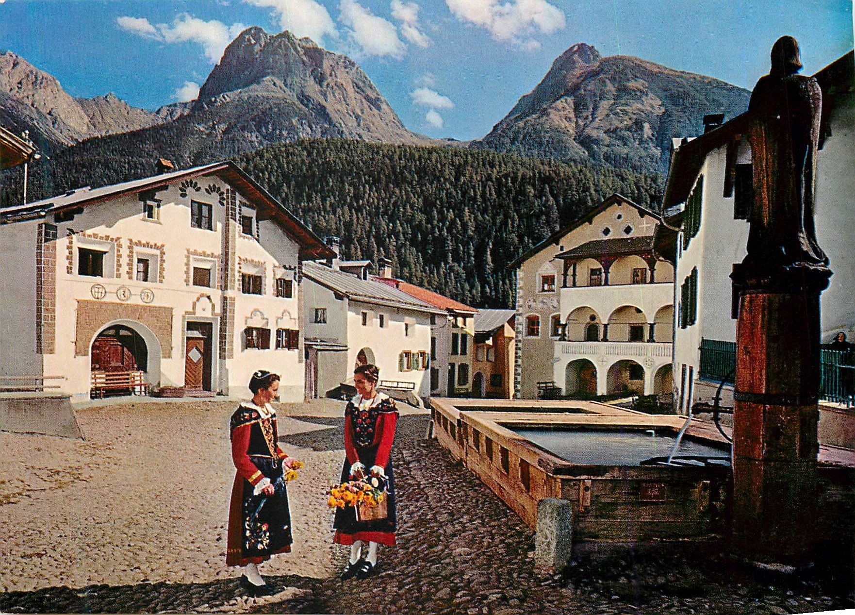 CPM Scuol tarasp vulpera 1250 m suisse des alpine heilbad station thermale des alpes Folklore