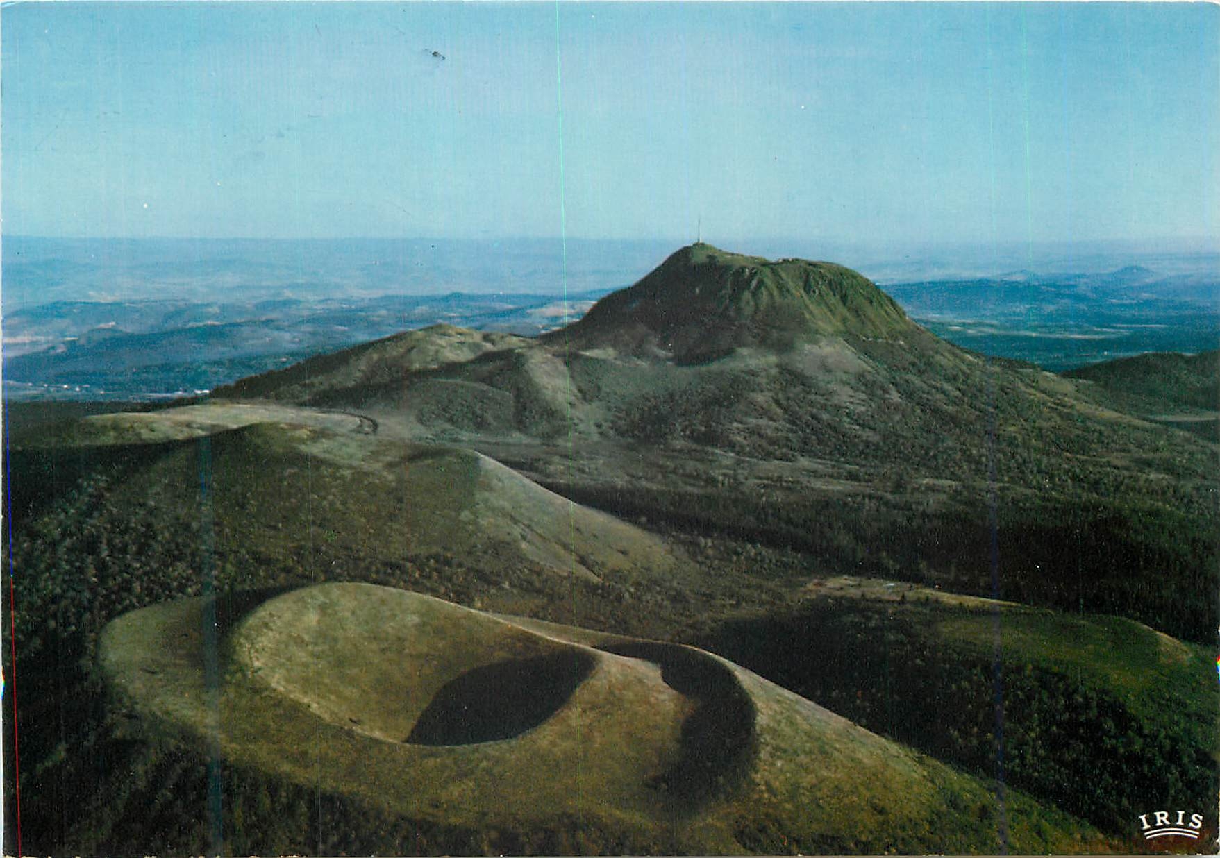 Vue aérienne des Monts Dôme — Puy de Dome et Puy de Dome (1465 m) — Éditions La Cigogne