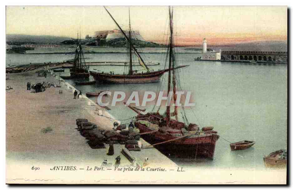 Antibes - Le Port - Vue prise de la Courtine - bateau - CPA 