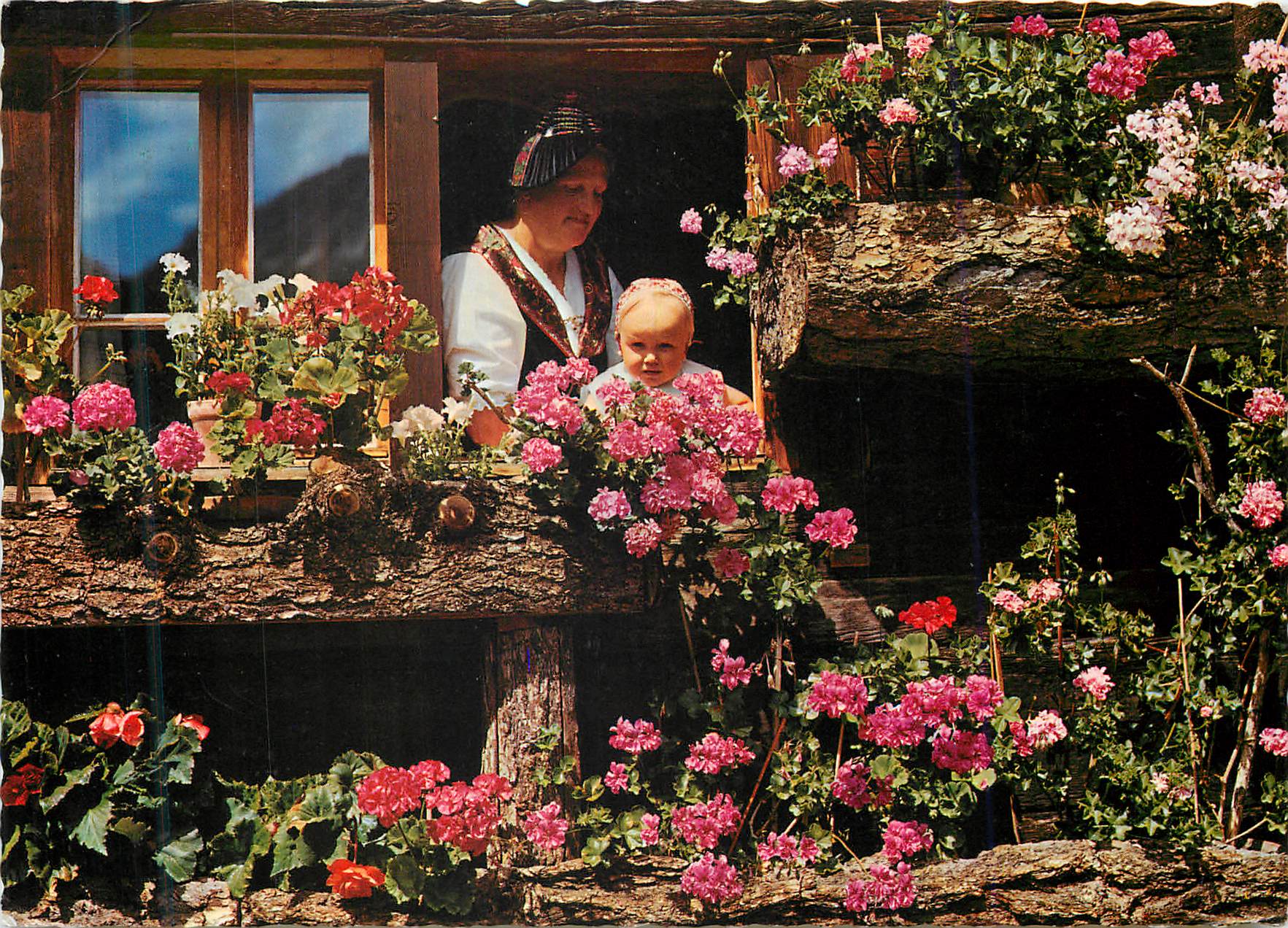CPM Souvenir de Suisse A Evolene Canton du Valais Femme Enfant