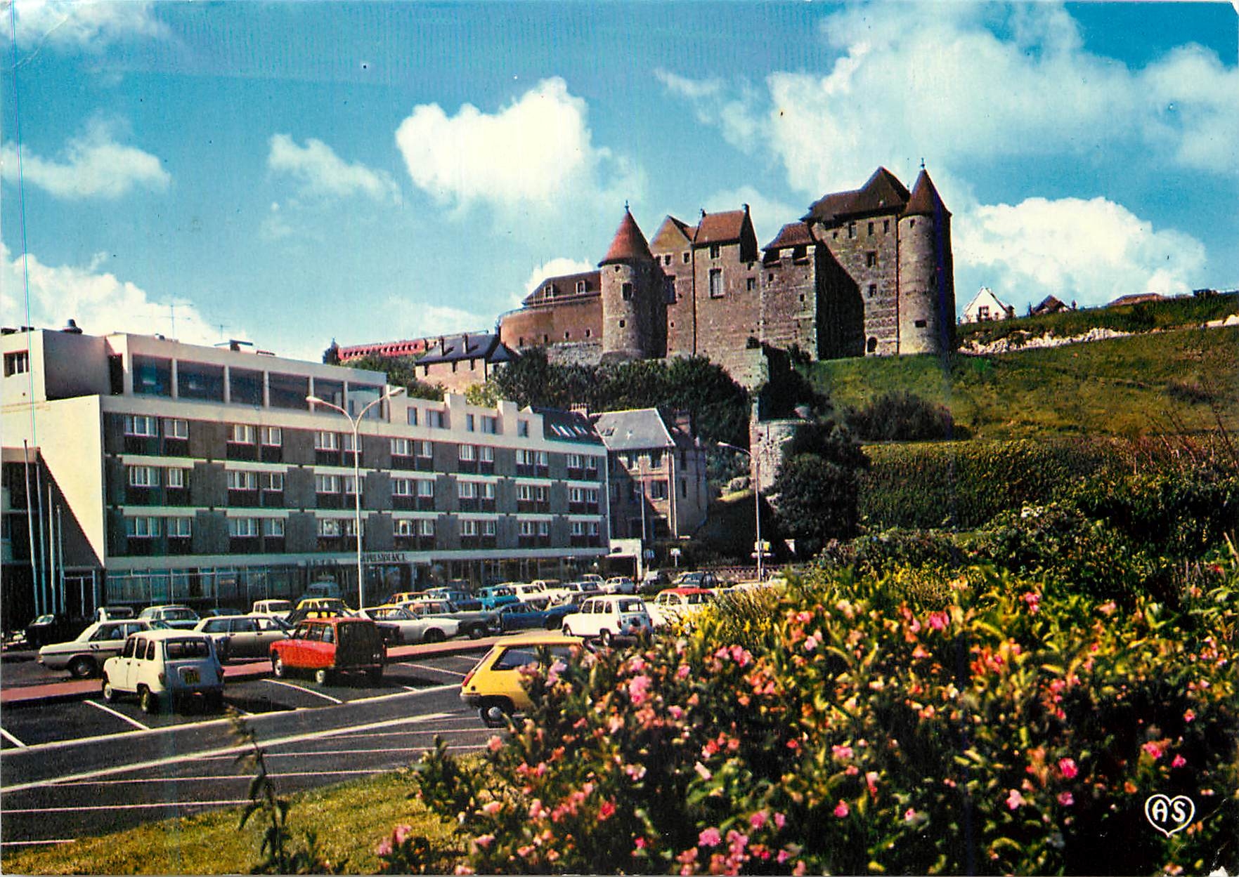 CPM Dieppe Siente Mme Le Chateau xve s et l Hotel La Presidence